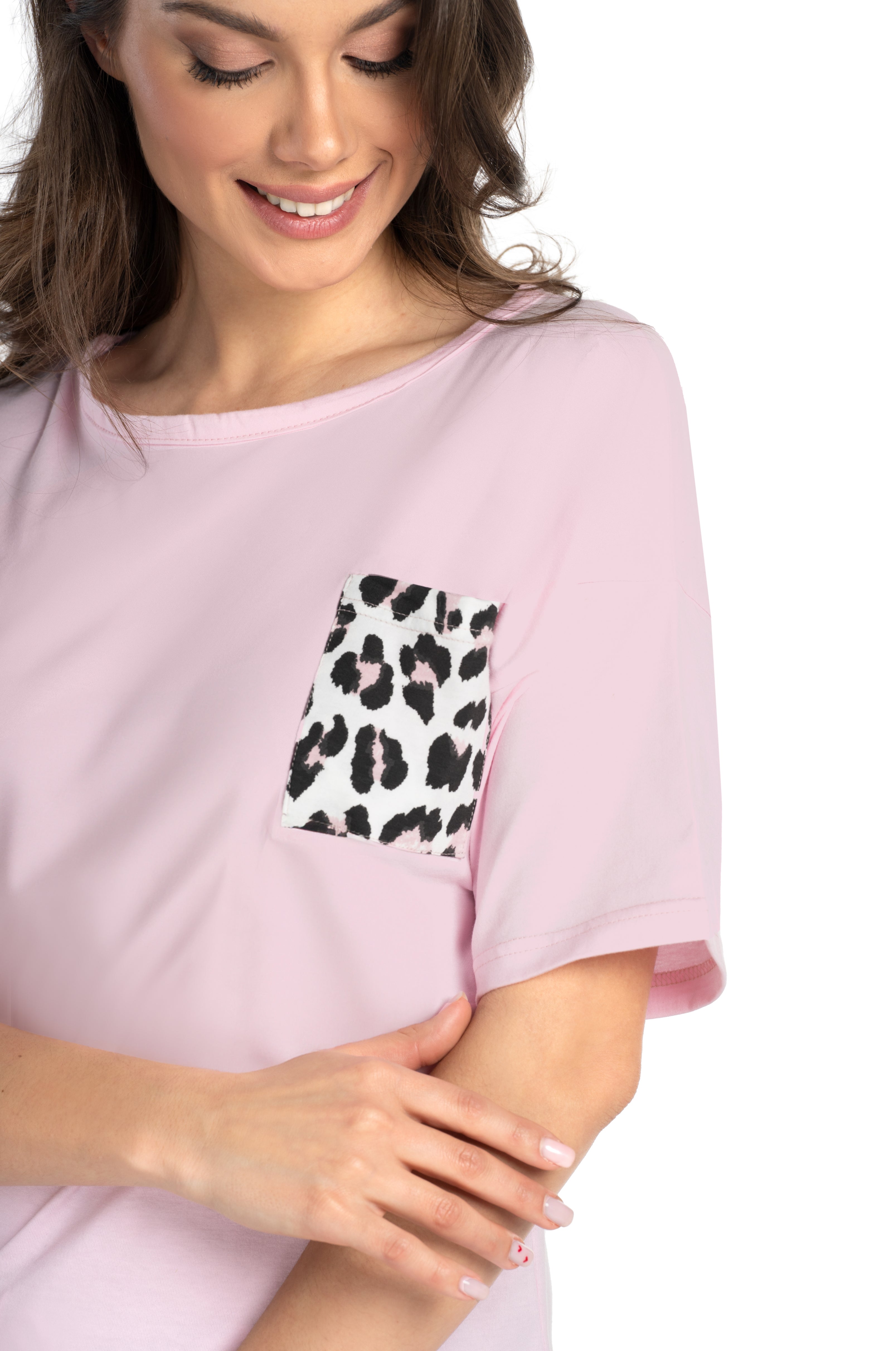 Shorty-Pyjama-Damen-kurzarm-Basicshirt-pink-Shorts-Animalpirnt-Oberteil-Detail