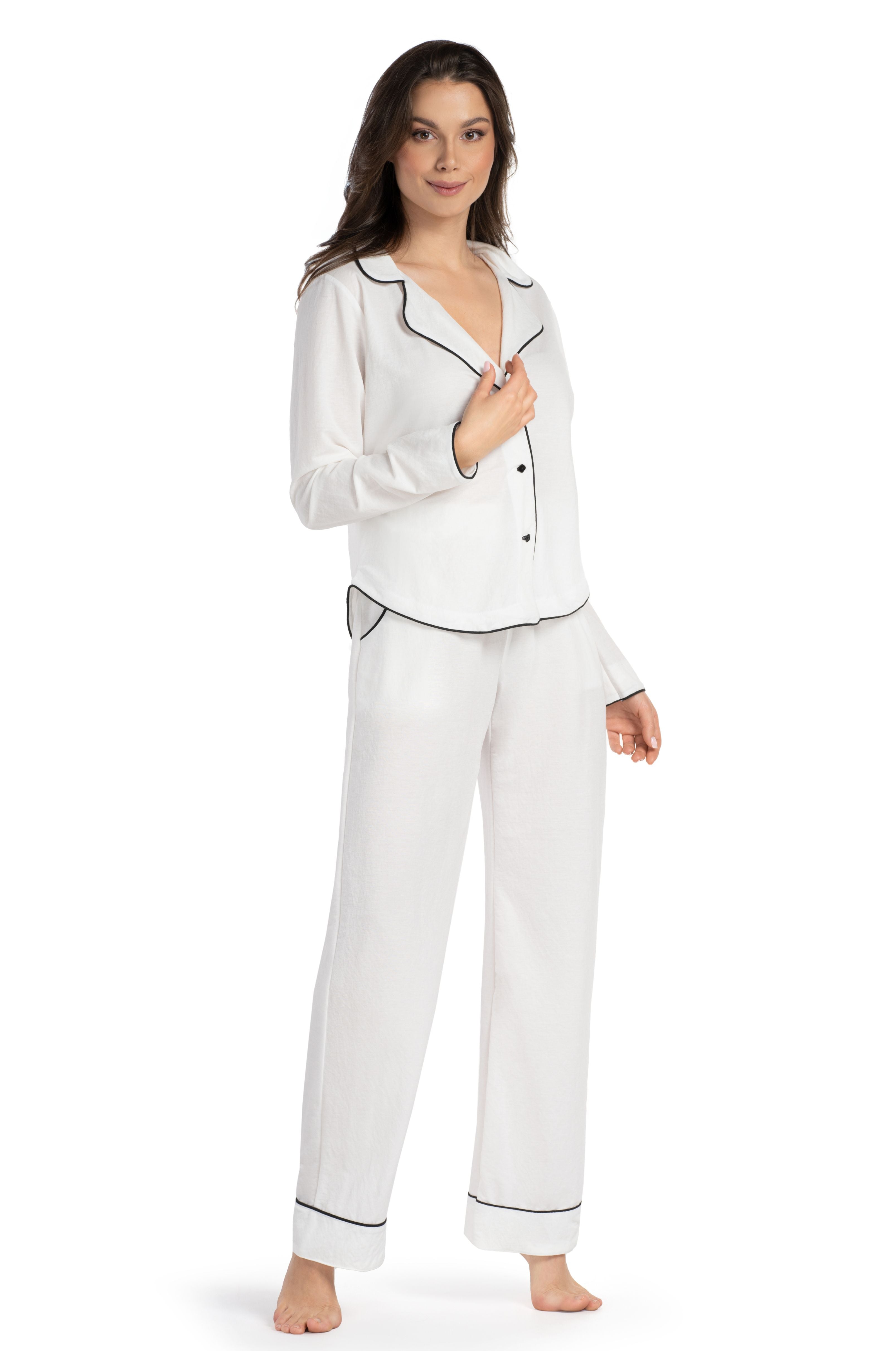 Pyjama aus EcoVero™ in Weiß mit schwarzer Paspel