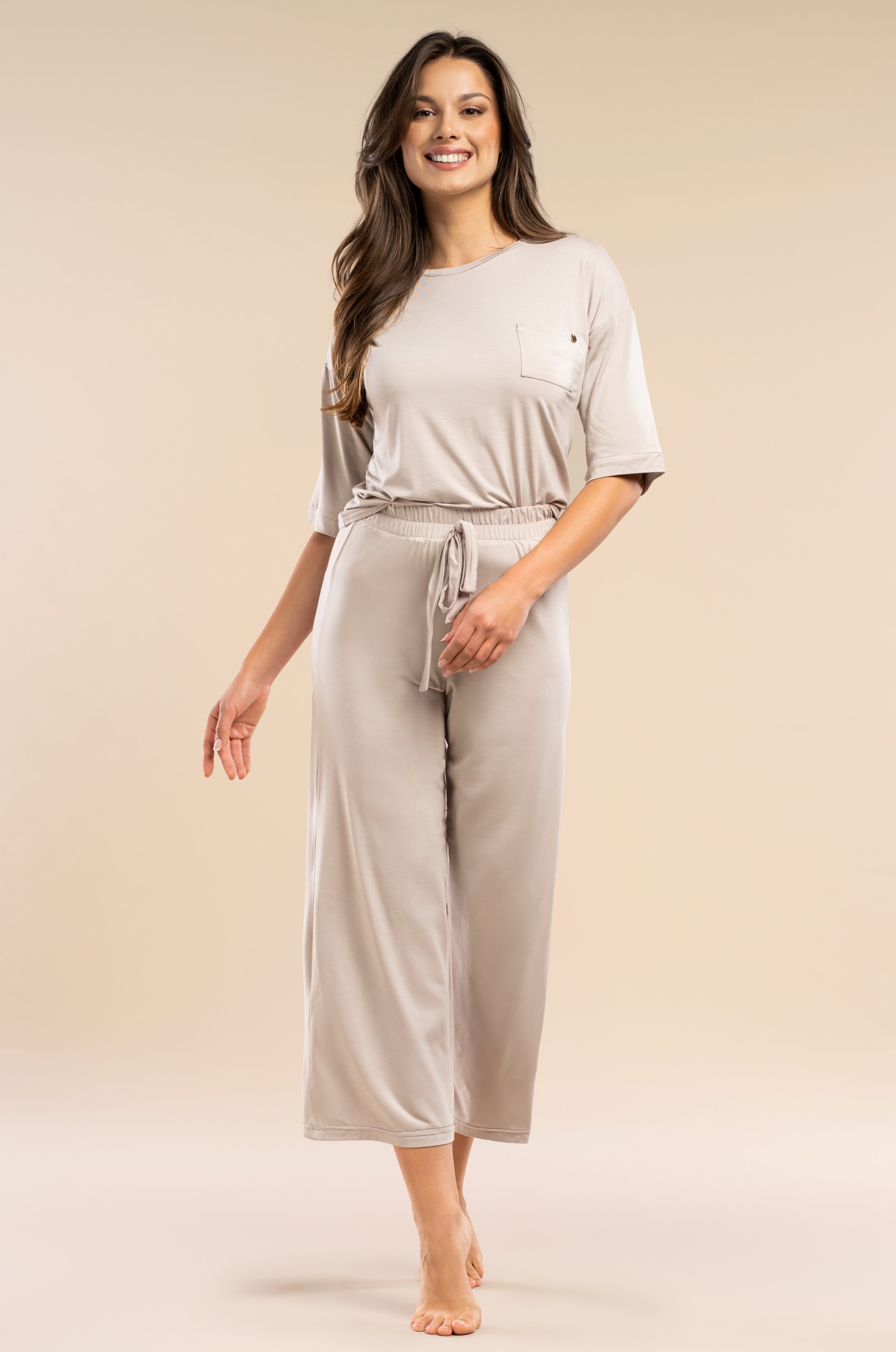 Halbarm-Pyjama in Beige aus EcoVero™ Viskose mit 7/8-Culotte