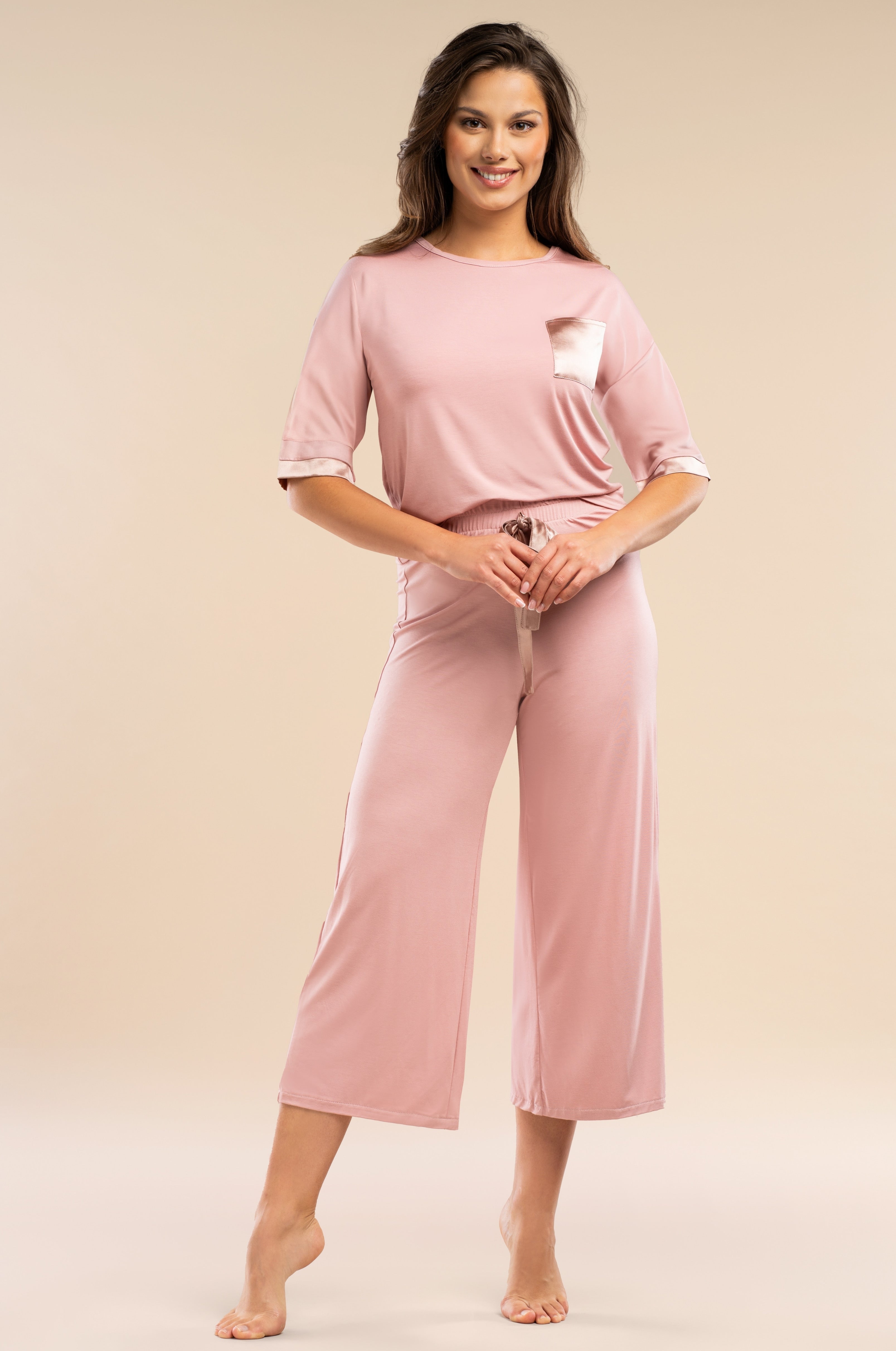 EcoVero™ Schlafanzug in Rosé mit Satin-Details – Halbarm & 7/8-Hose