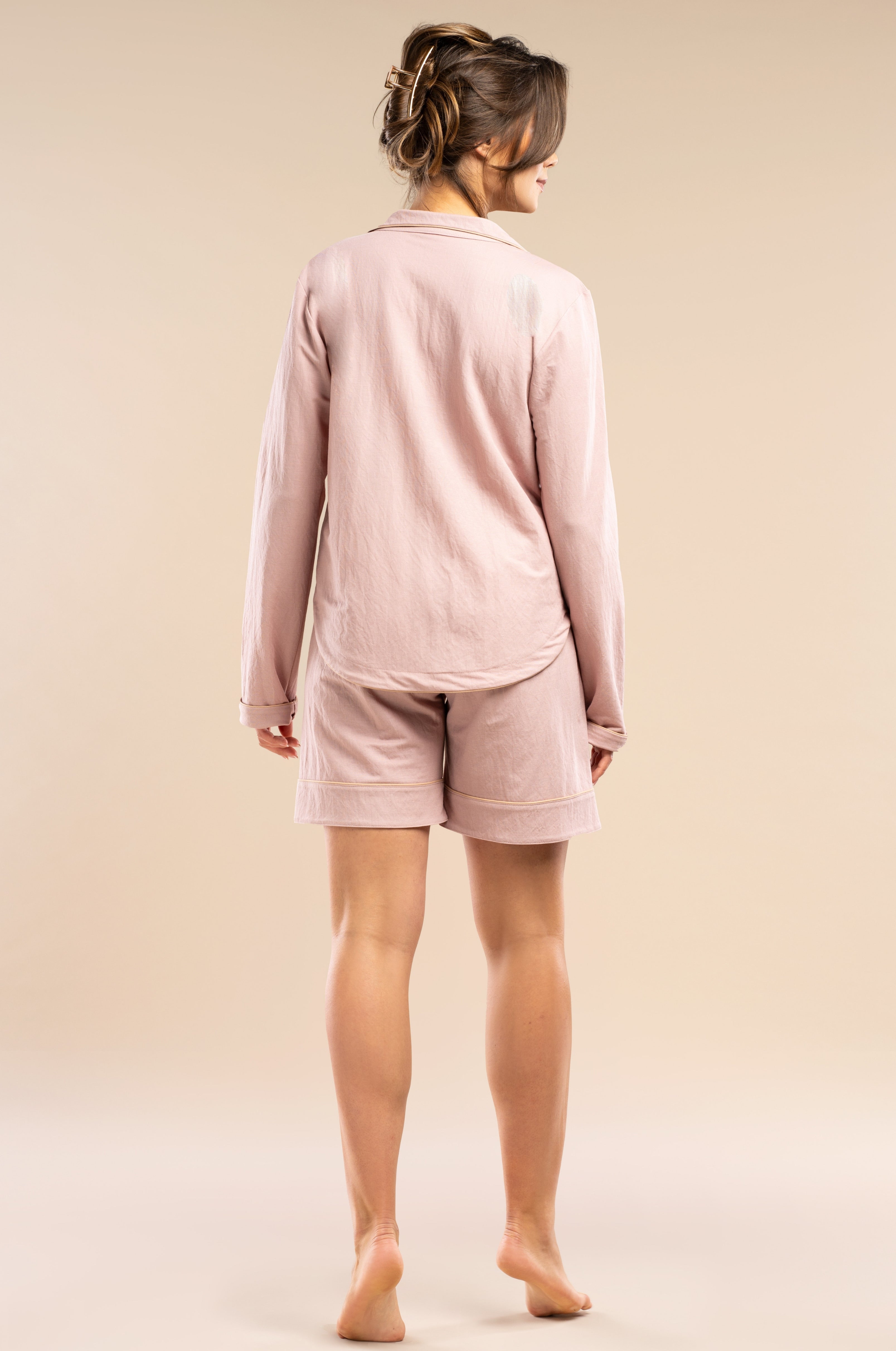 Damen-Shorty-Pyjama-altrosa-rosé-Hemdbluse-Paspel-Rückansicht