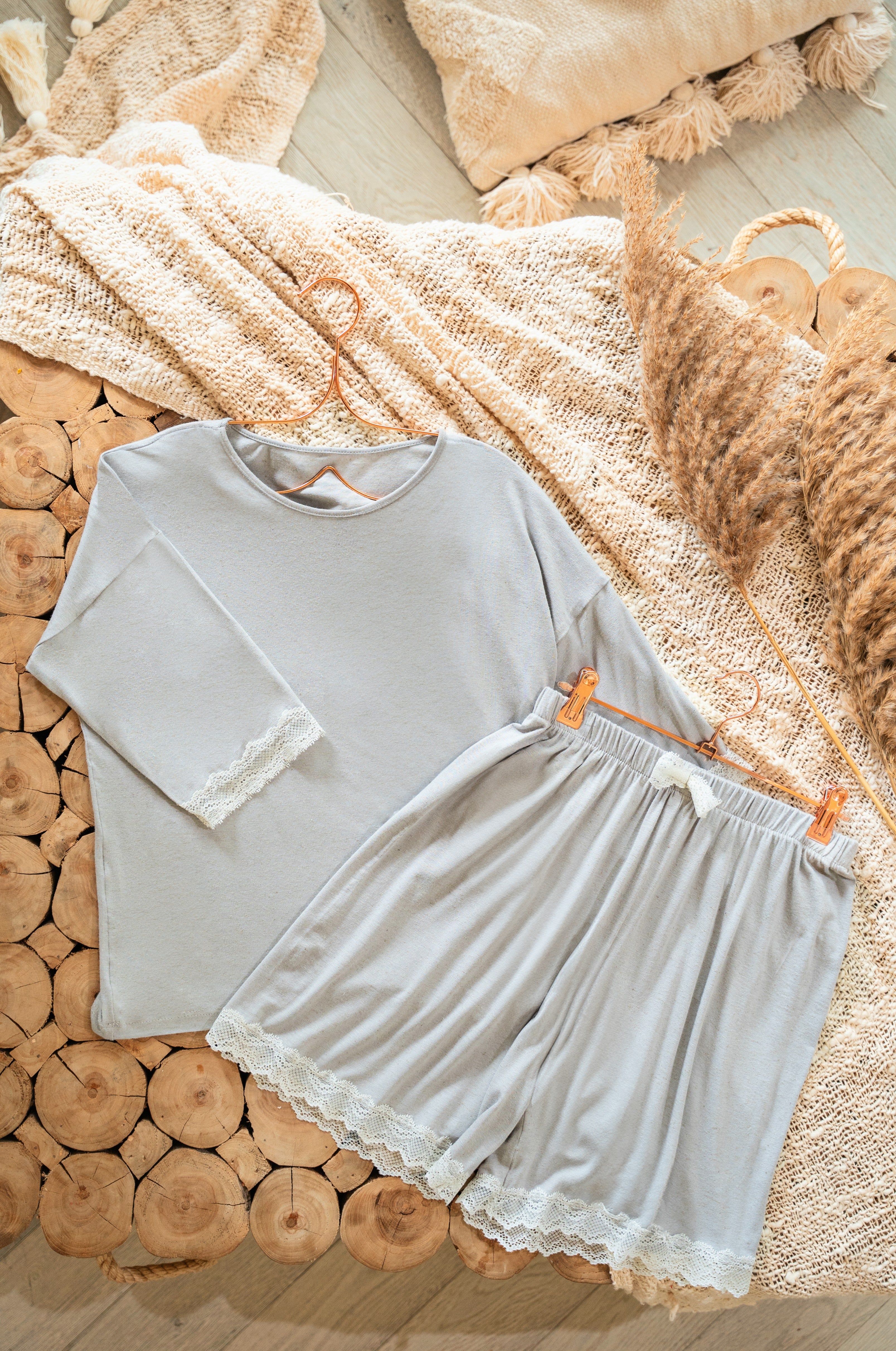 Shorty-Pyjama-Damen-Grau-Spitze-Legebild