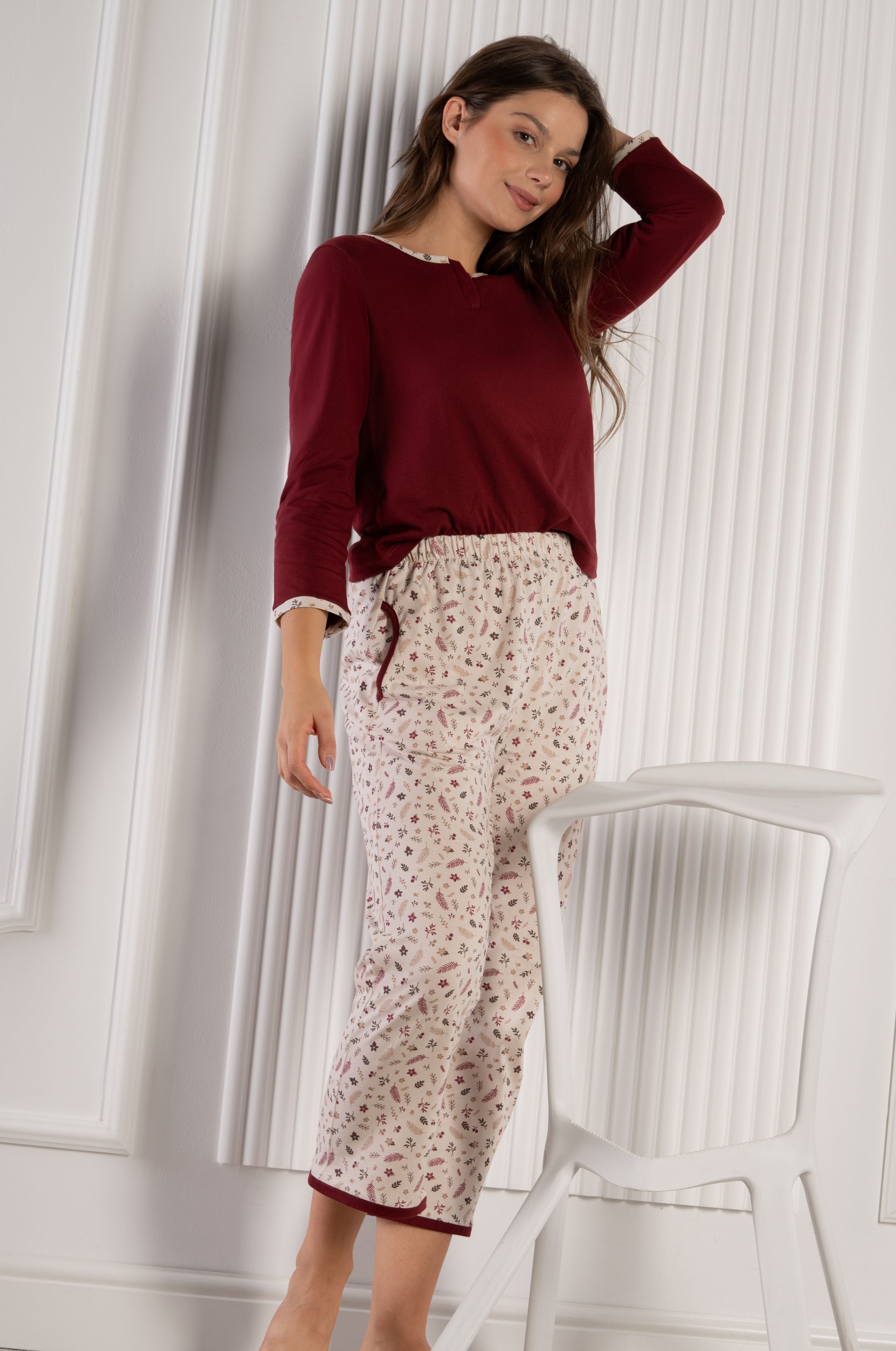 Langarm-Pyjama für Damen in Bordeaux mit floraler Hose