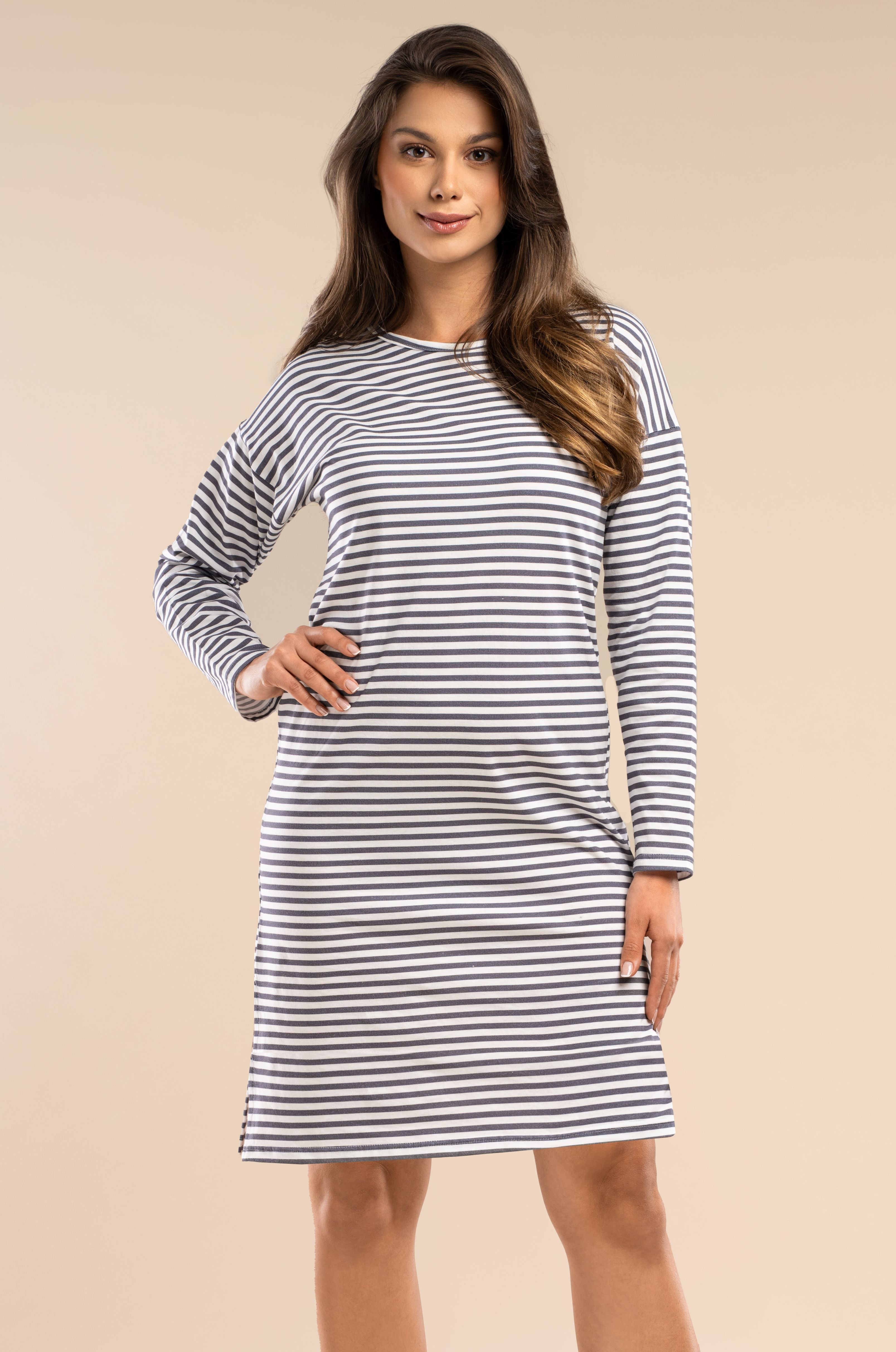 Langarm-Nachthemd in Grau-Weiß gestreift aus 100 % Baumwolle