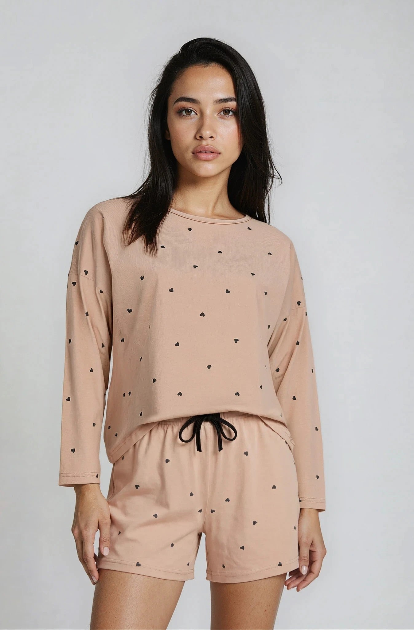 Langarm-Shorty-Pyjama-Beige-Herzenprint-Frontansicht-Detail