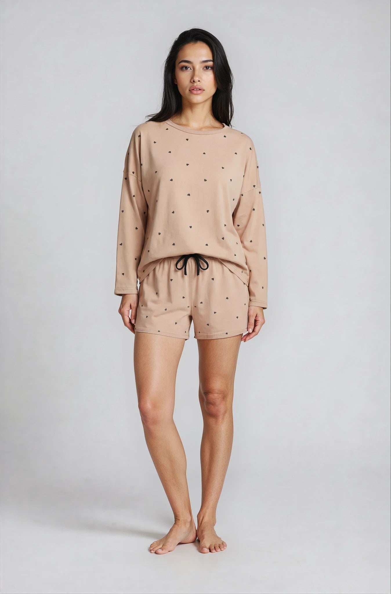 Langarm-Shorty-Pyjama-Beige-Herzenprint-Frontansicht