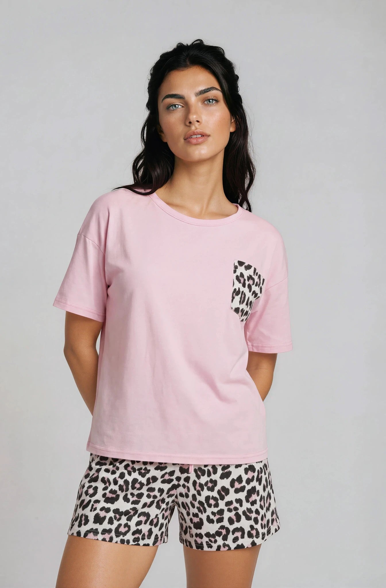 Shorty-Pyjama-Damen-kurzarm-Basicshirt-pink-Shorts-Animalpirnt-Frontansicht-Detail