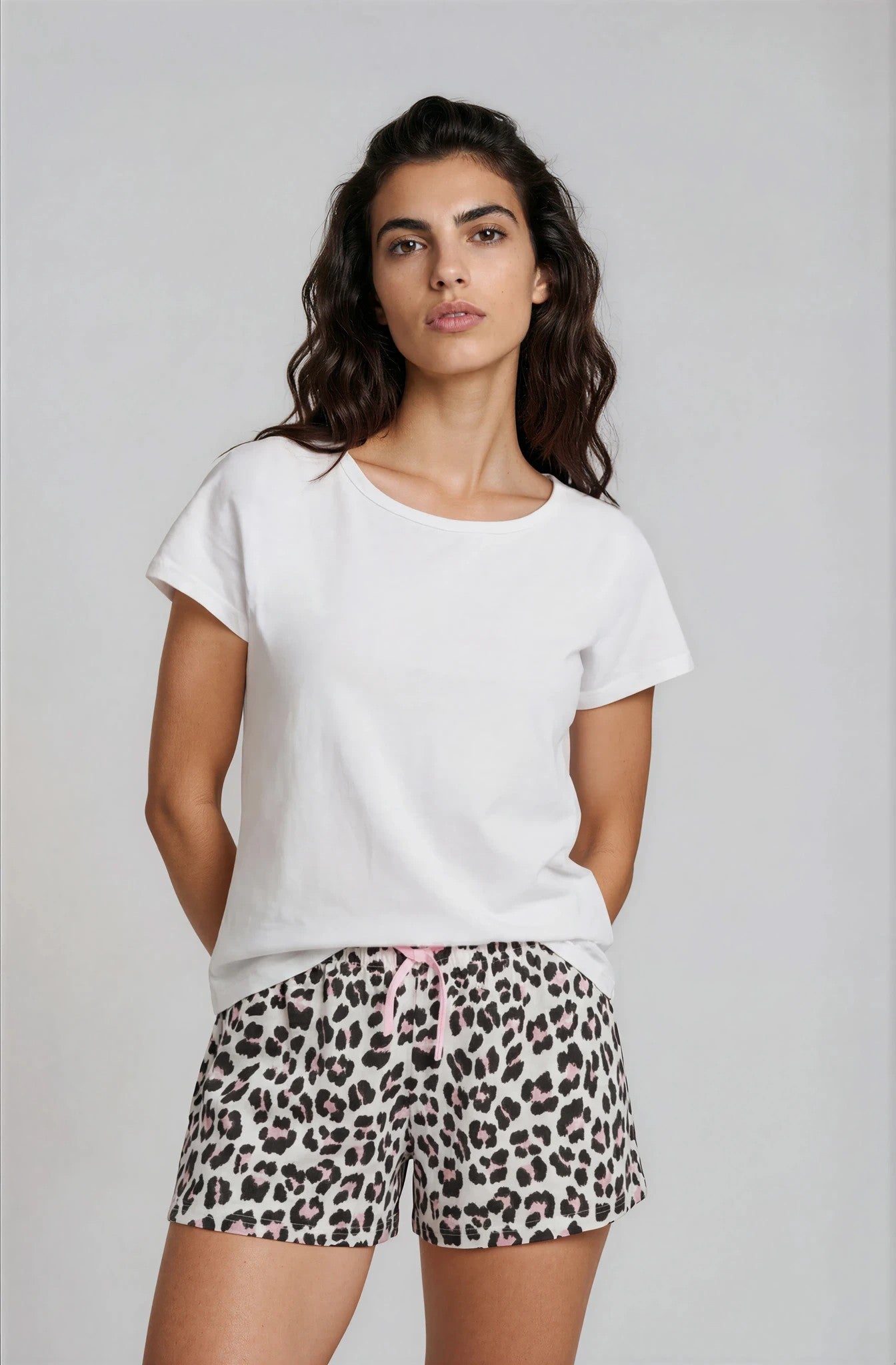 Shorty-Pyjama-Damen-kurzarm-Basicshirt-weiß-Shorts-Animalpirnt-Frontansicht-Detail