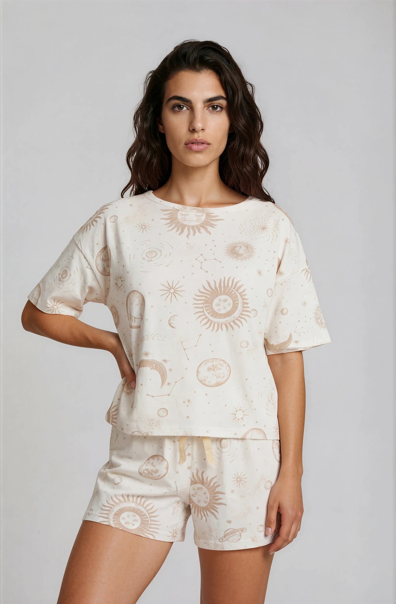 Kurzarm-Shorty-Pyjama-Damen-Himmelskörper-Print-Frontansicht-Detail