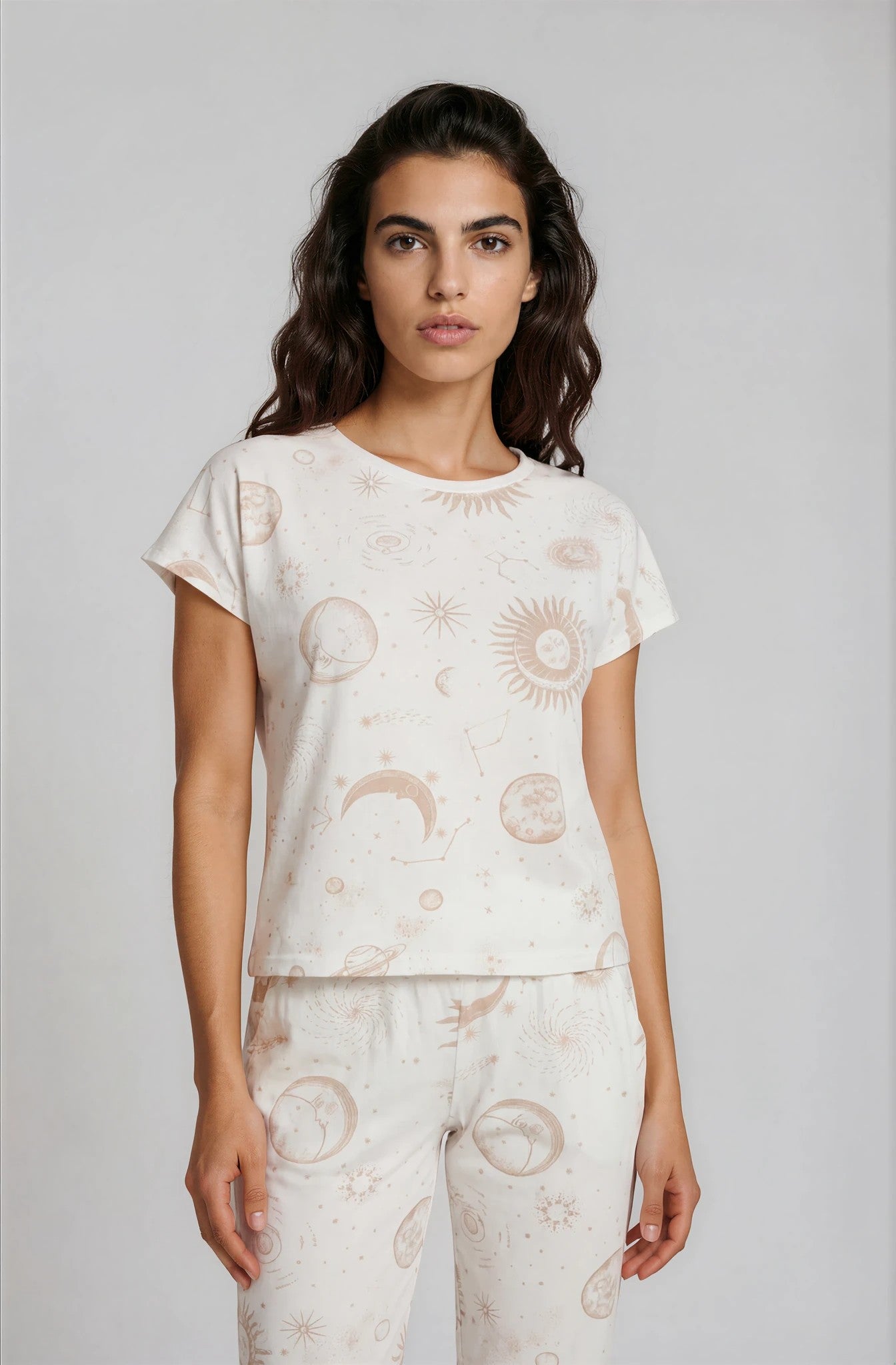 Kurzarm-Pyjama-Damen-weiß- Sonne‑Mond‑Sterne‑Set-Frontansicht-Detail