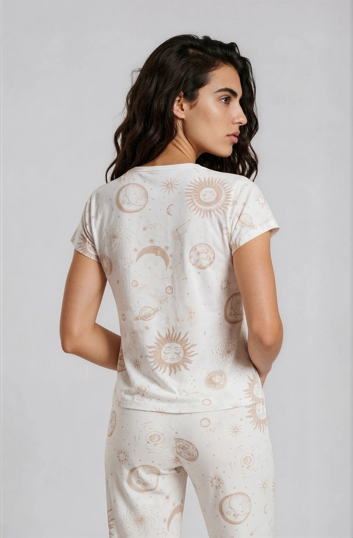 Kurzarm-Pyjama-Damen-weiß- Sonne‑Mond‑Sterne‑Set-Rückansicht-Detail