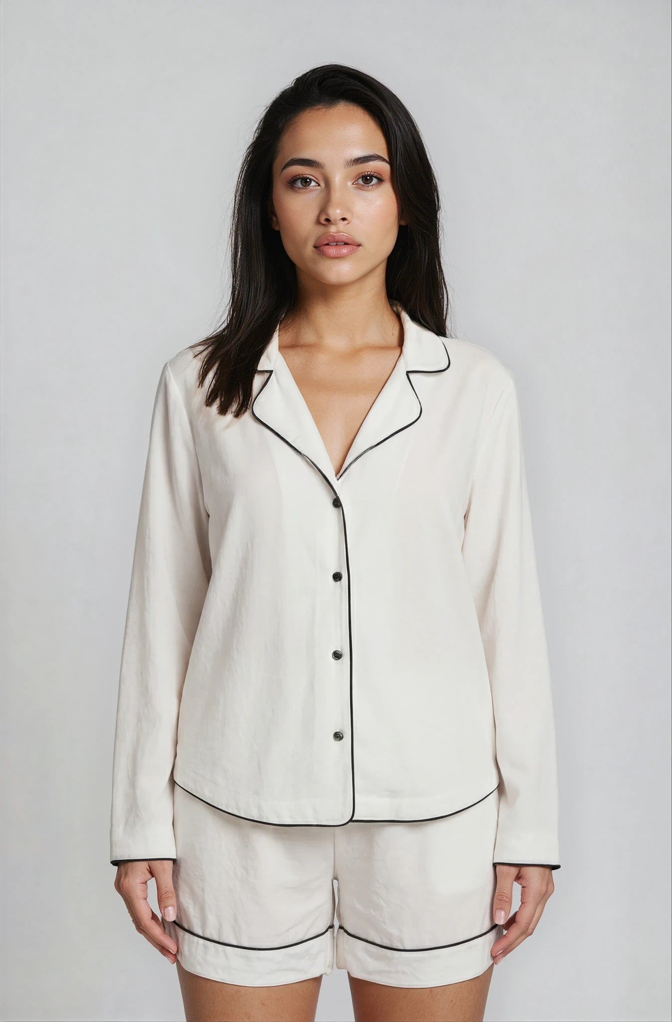 Shorty-Pyjama-Damen-Weiß-Schwarze-Paspeln-Hemdbluse-Shorts-Frontansicht-Detail