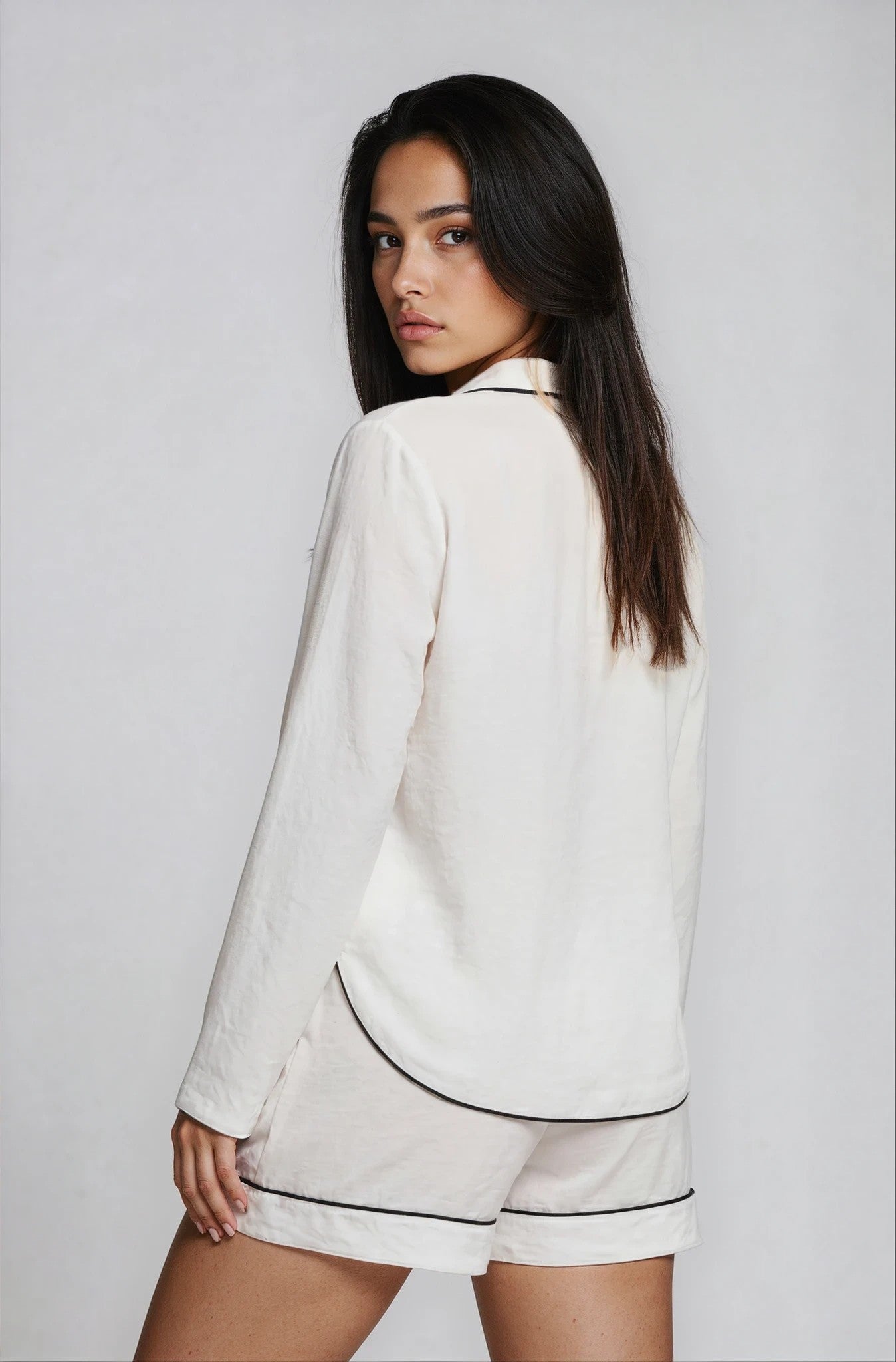 Shorty-Pyjama-Damen-Weiß-Schwarze-Paspeln-Hemdbluse-Shorts-Rückansicht-Detail