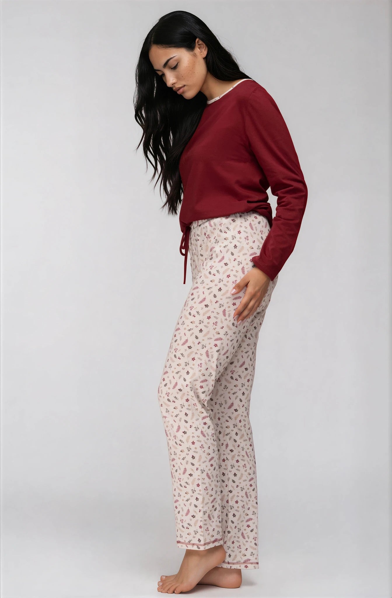 Damen Langarm-Pyjama in Bordeaux aus Baumwolle mit floraler Hose
