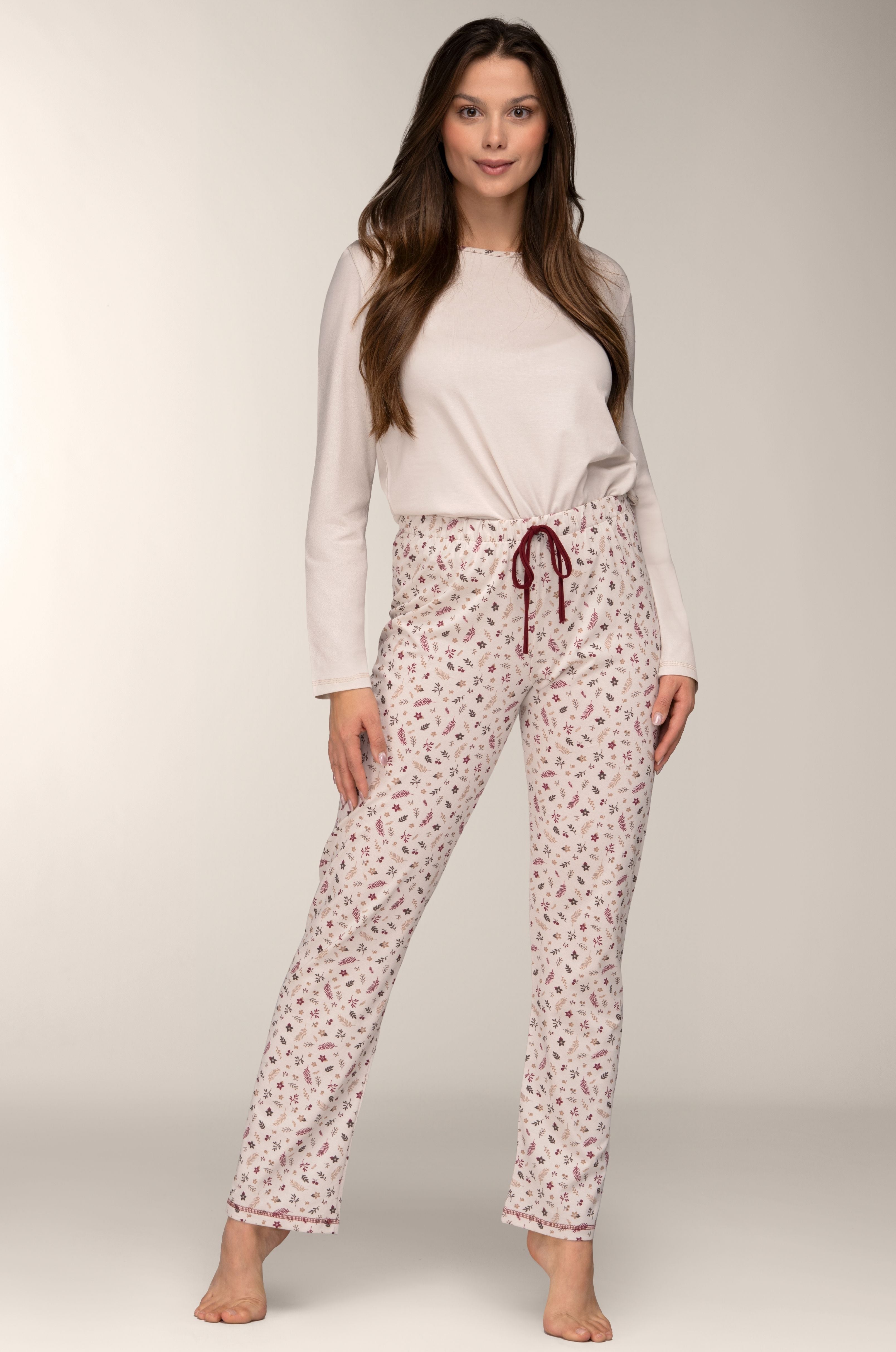 Damen Langarm-Pyjama in Creme aus Baumwolle mit floraler Hose