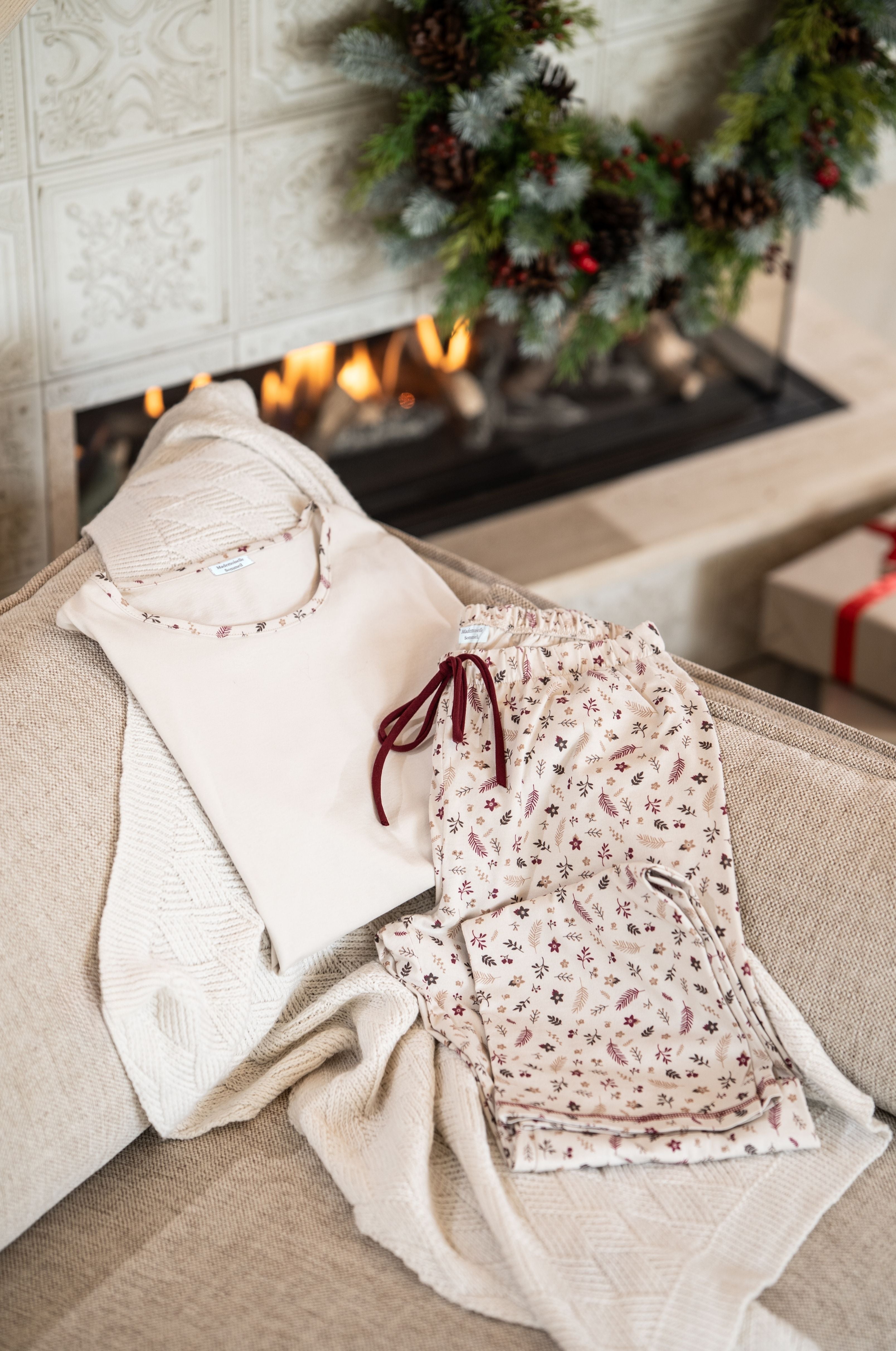 Damen Langarm-Pyjama in Creme aus Baumwolle mit floraler Hose