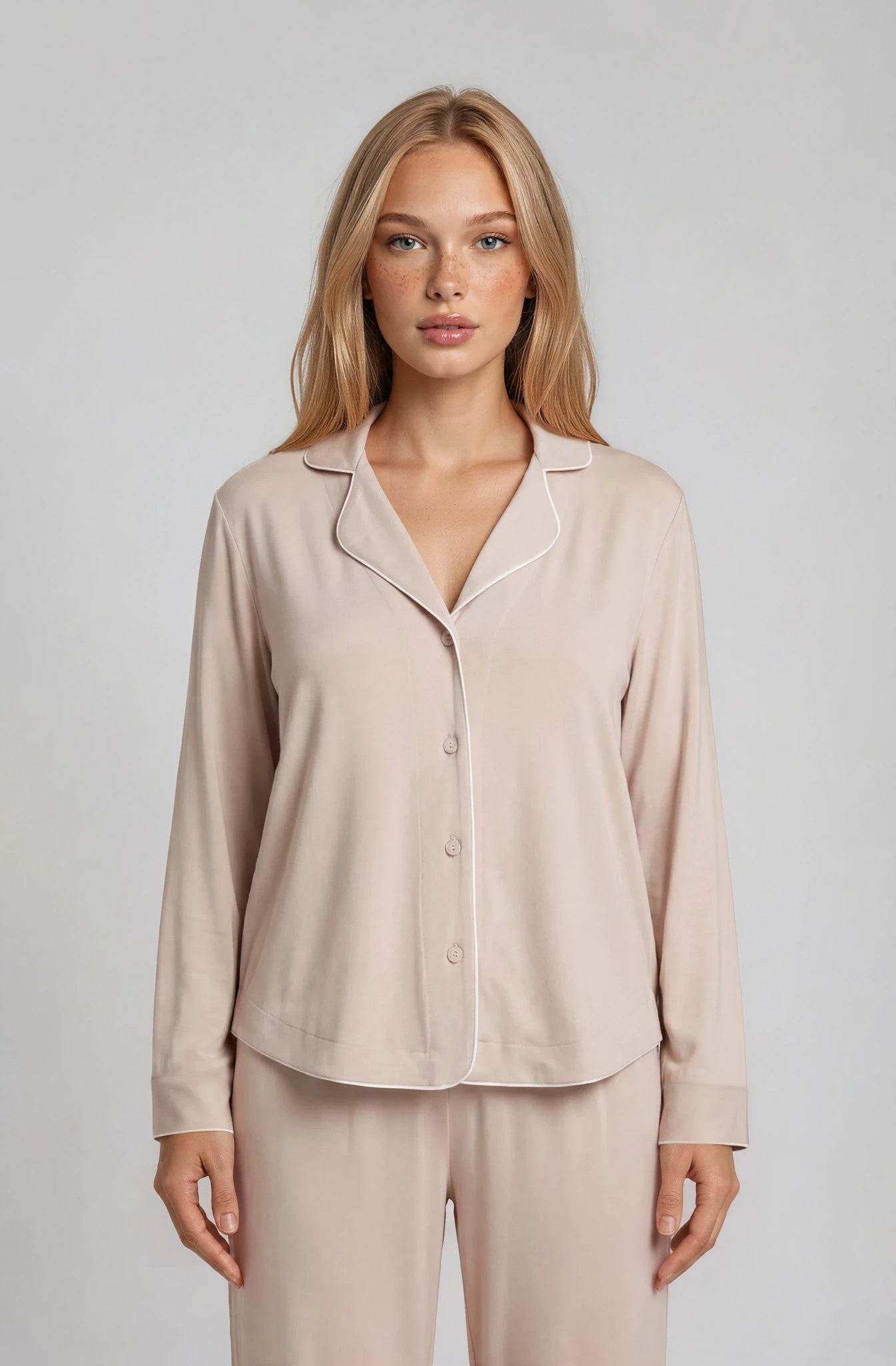 Damen Langarm Pyjama Taupe – Nachtwäsche-Set mit Hemdbluse & langer Hose mit beige-creme Kontrastpaspel | EcoVero™ Viskose