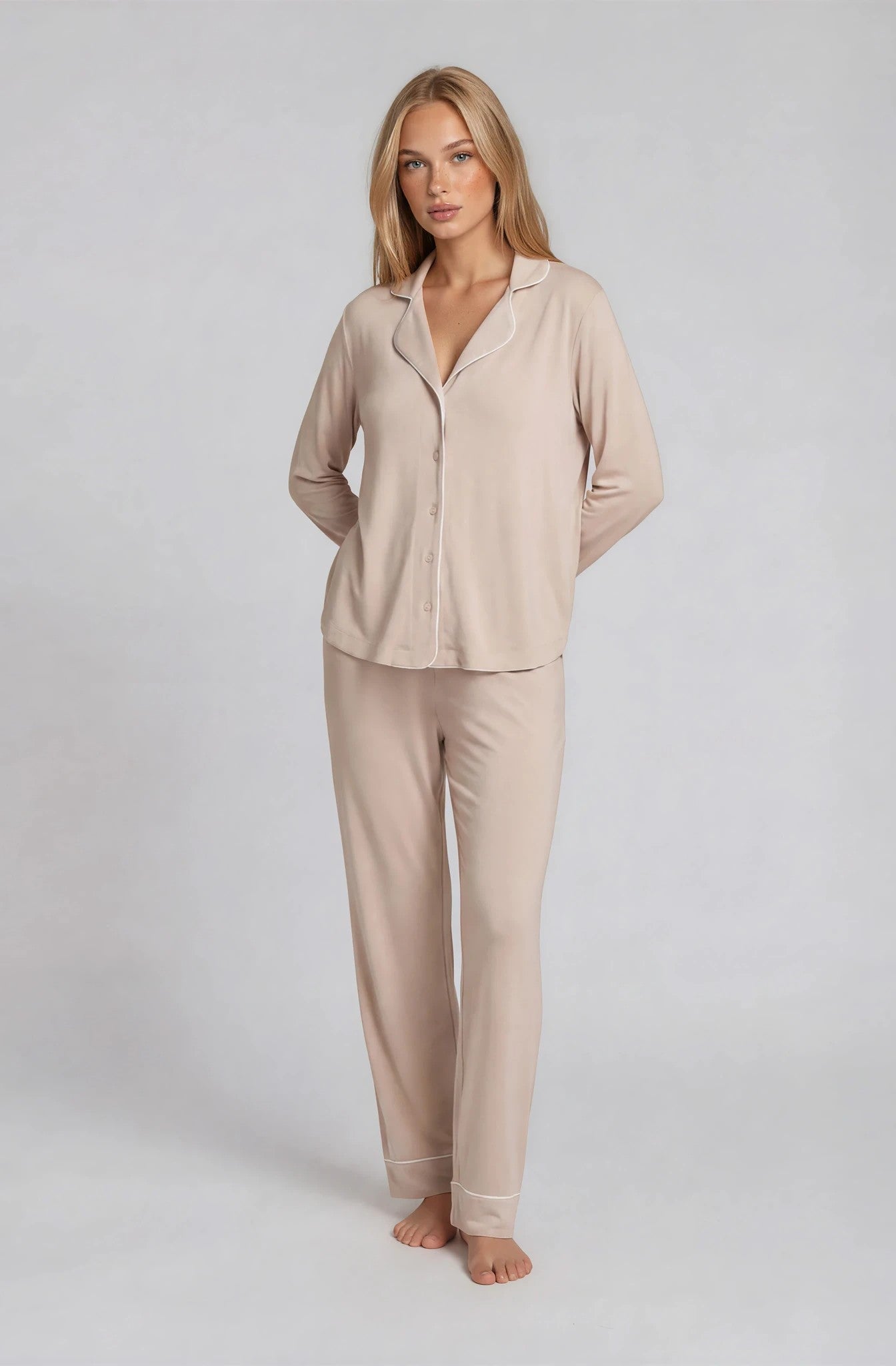 Damen Langarm Pyjama Taupe – Nachtwäsche-Set mit Hemdbluse & langer Hose mit beige-creme Kontrastpaspel | EcoVero™ Viskose