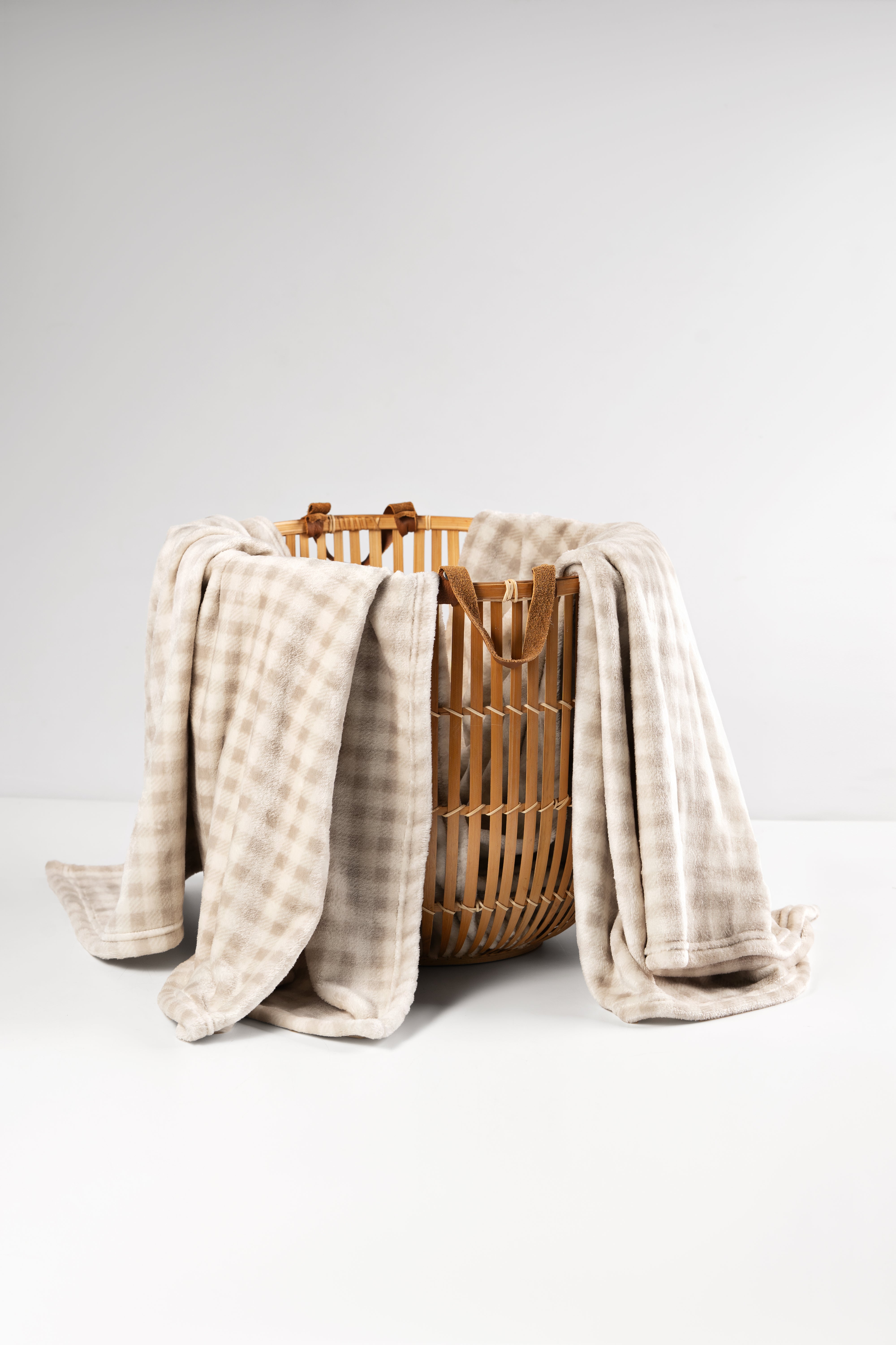 Kuscheldecke 150×200 cm – Sofadecke in Beige mit feiner Karostruktur