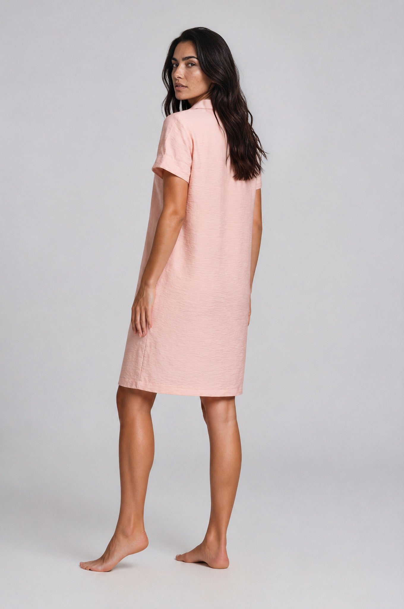 Rosé Damen Nachthemd aus Viskose-Nylon mit Reverskragen und fließender Silhouette