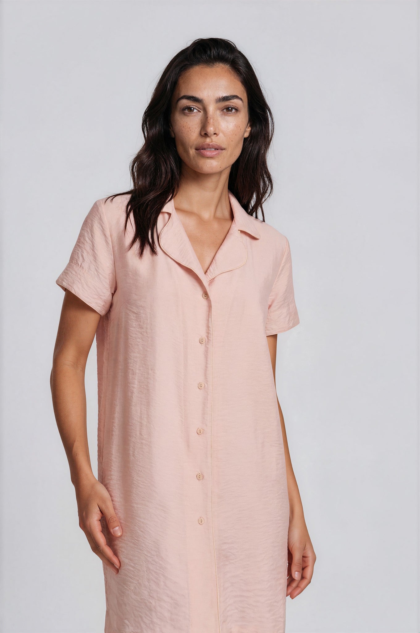 Rosé Damen Nachthemd aus Viskose-Nylon mit Reverskragen und fließender Silhouette