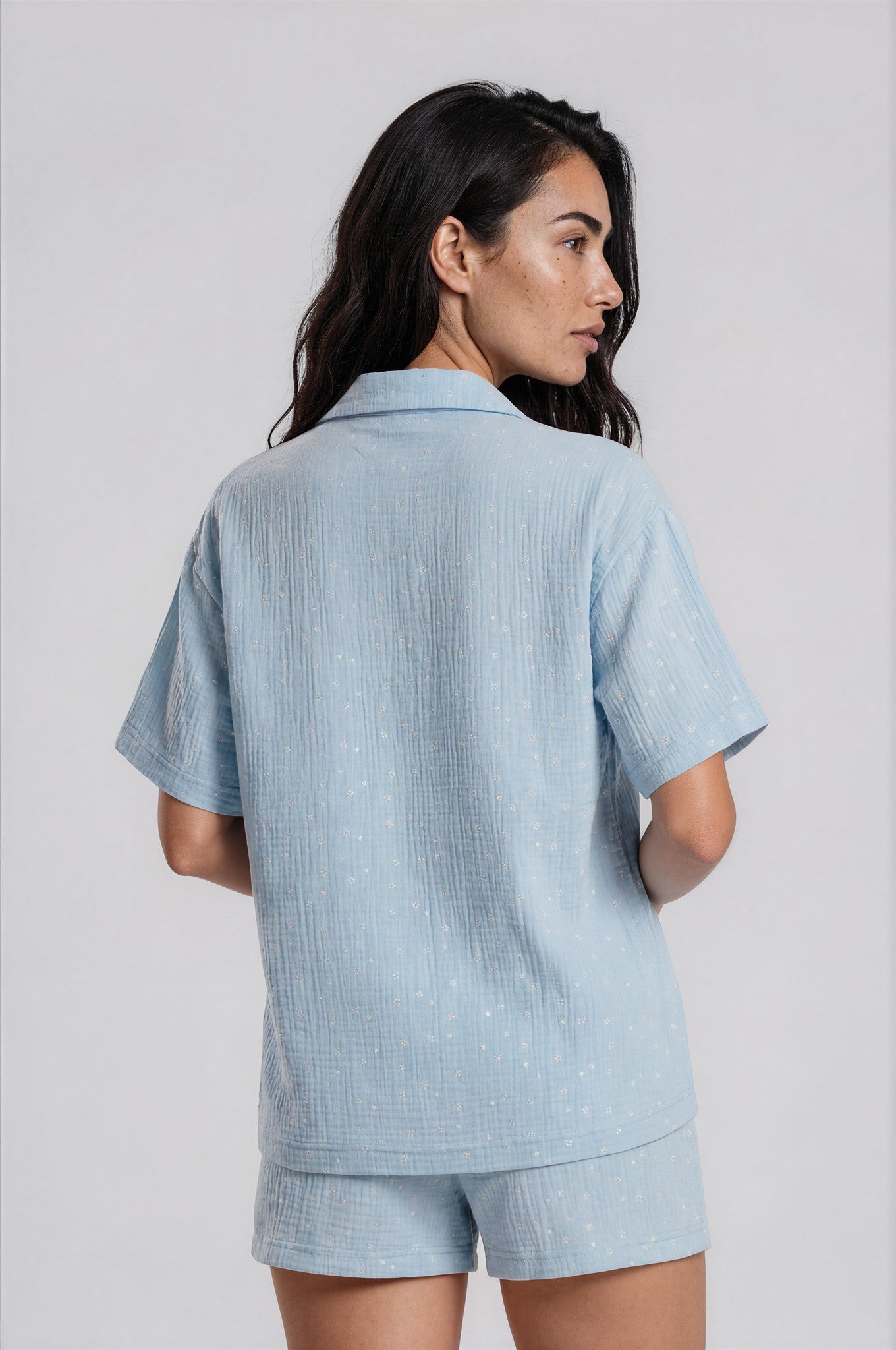 Hellblauer Musselin-Shorty aus Baumwolle mit Herz-Blüten-Print