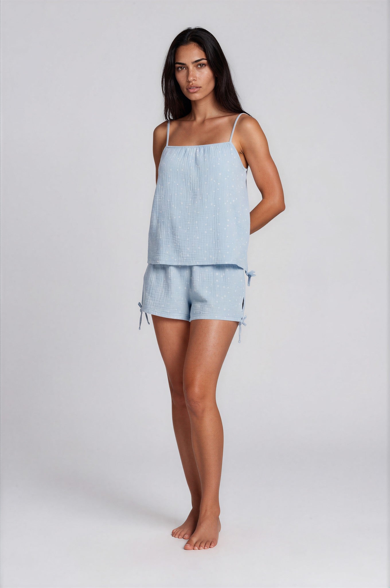 Hellblauer Musselin-Shorty aus Baumwolle mit Spaghettiträgern & Raffdetails