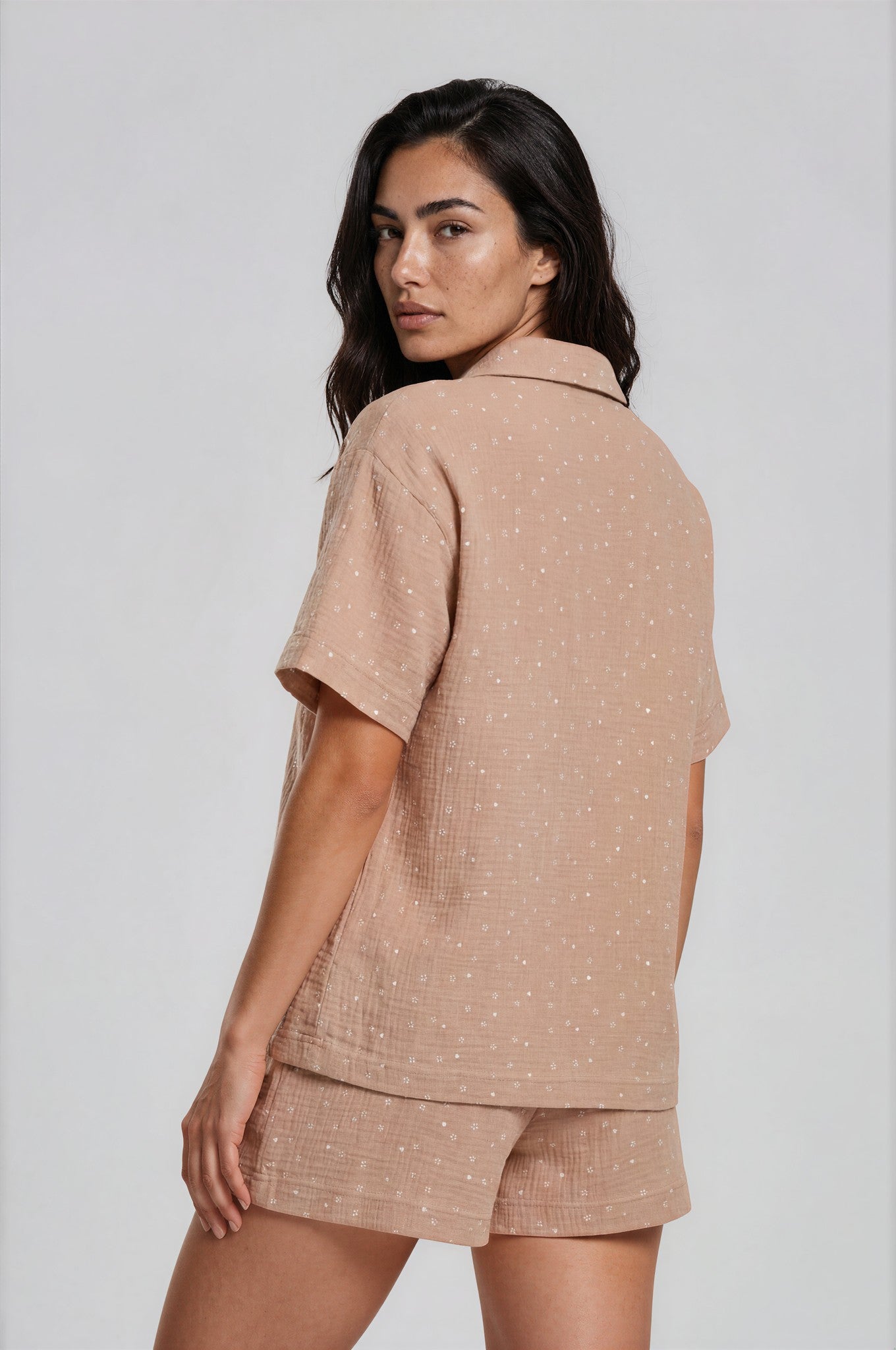 Beiger Musselin-Shorty aus Baumwolle mit Herz-Blüten-Print