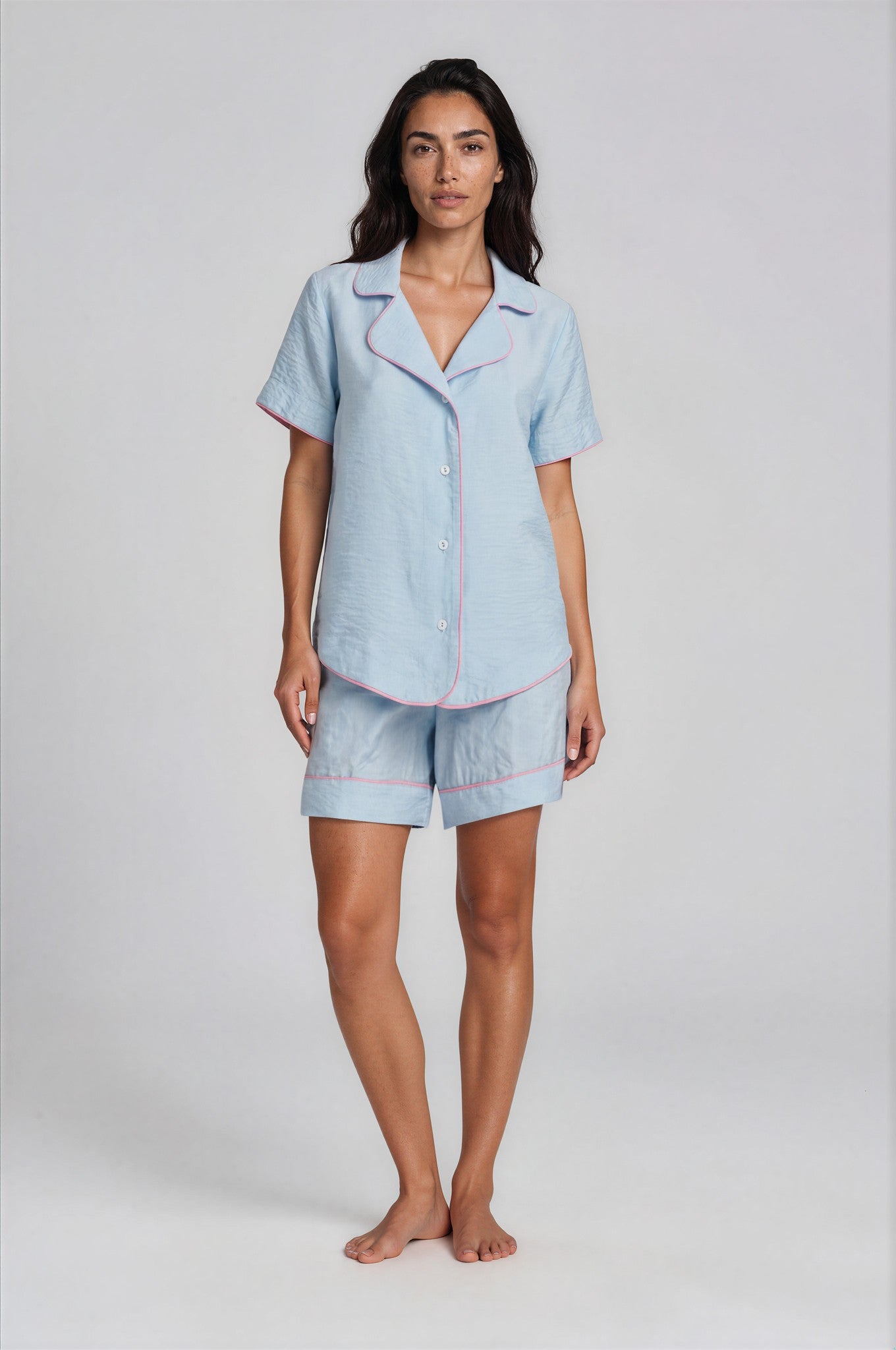 Hellblauer Damen Shorty aus Viskose-Nylon mit rosa Kontrastpaspeln