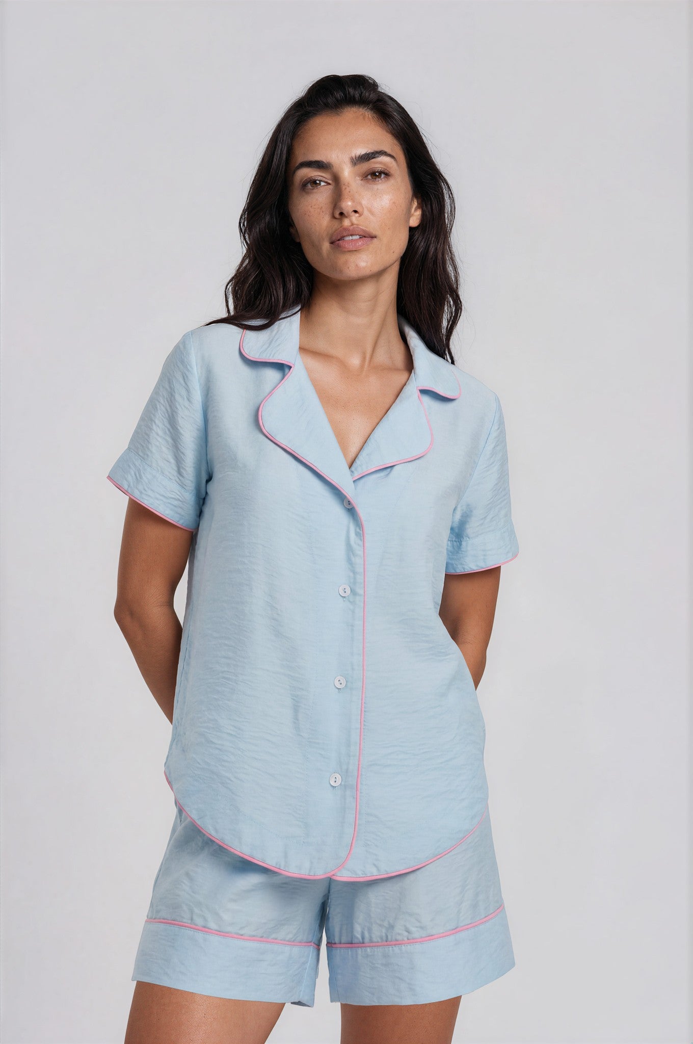 Hellblauer Damen Shorty aus Viskose-Nylon mit rosa Kontrastpaspeln