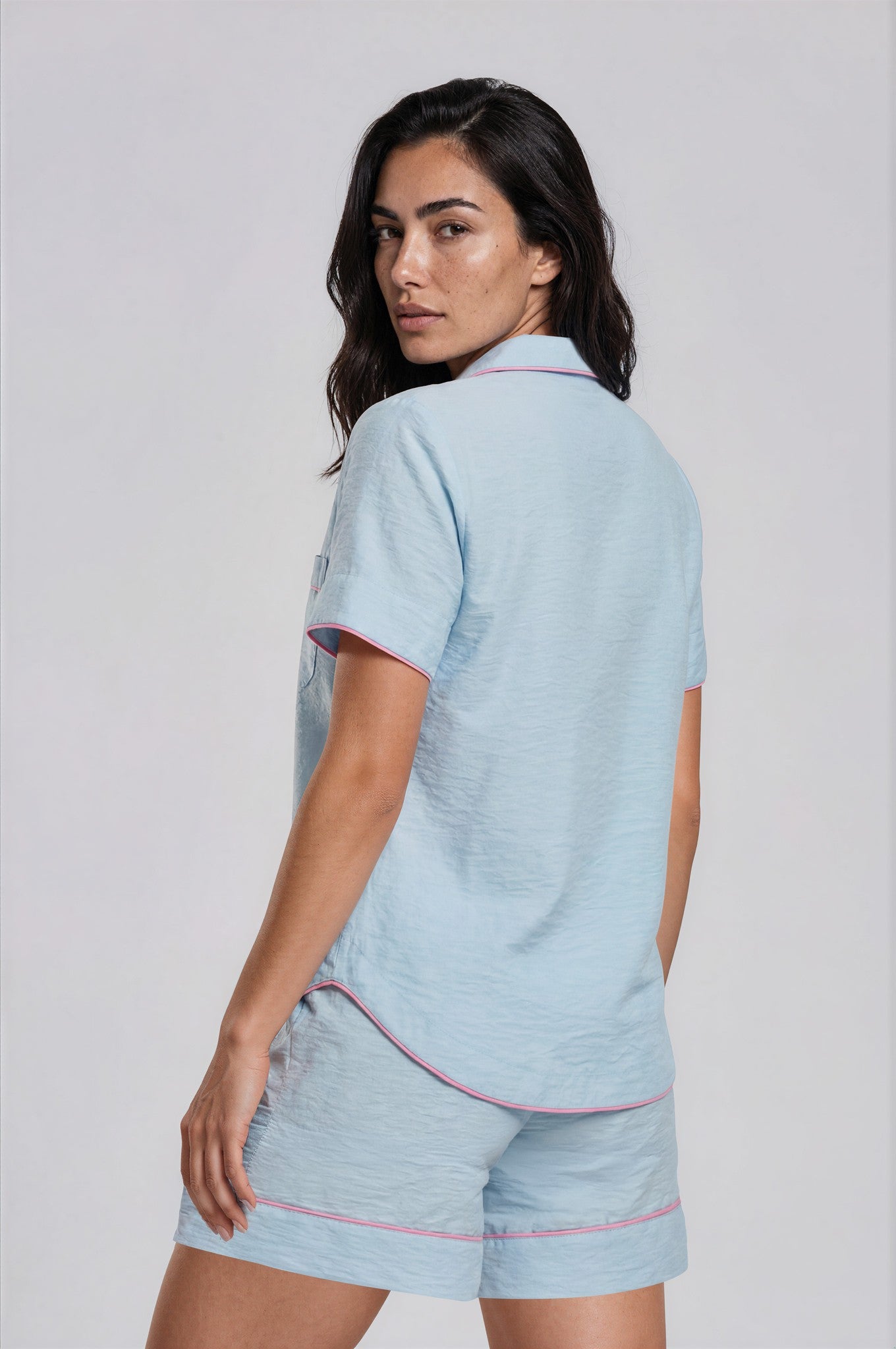 Hellblauer Damen Shorty aus Viskose-Nylon mit rosa Kontrastpaspeln