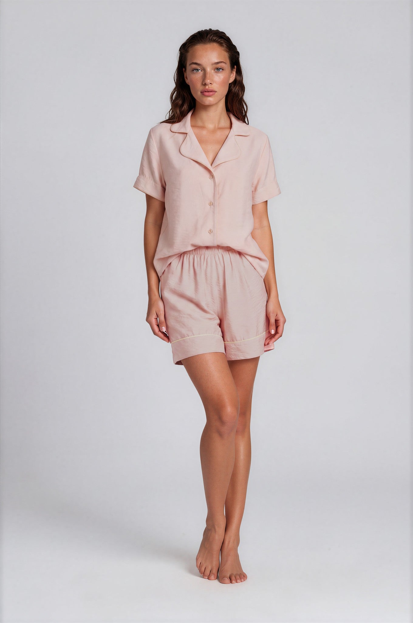 Roséfarbener Damen Shorty aus Viskose-Nylon mit cremefarbenen Paspeln