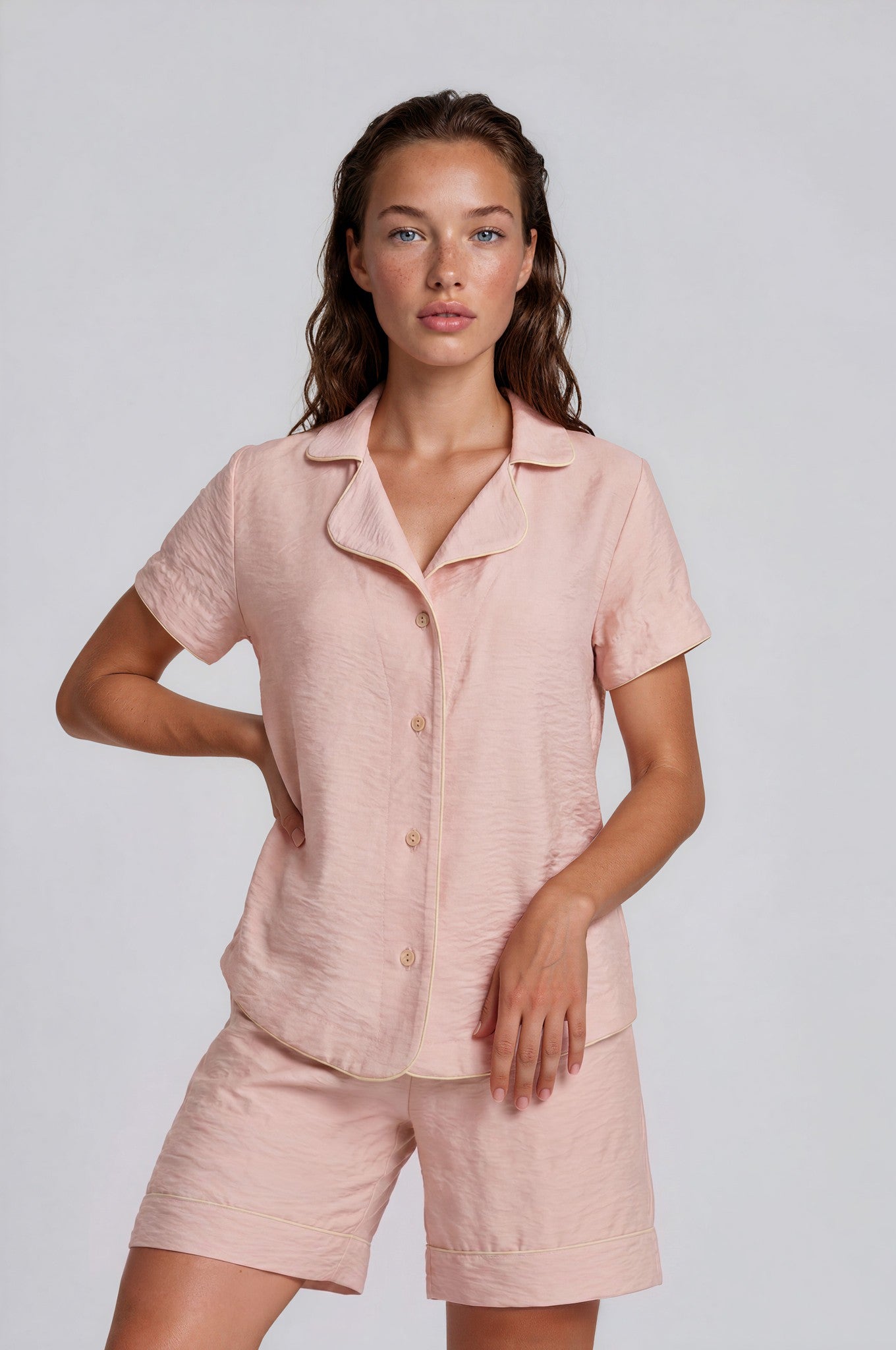 Roséfarbener Damen Shorty aus Viskose-Nylon mit cremefarbenen Paspeln