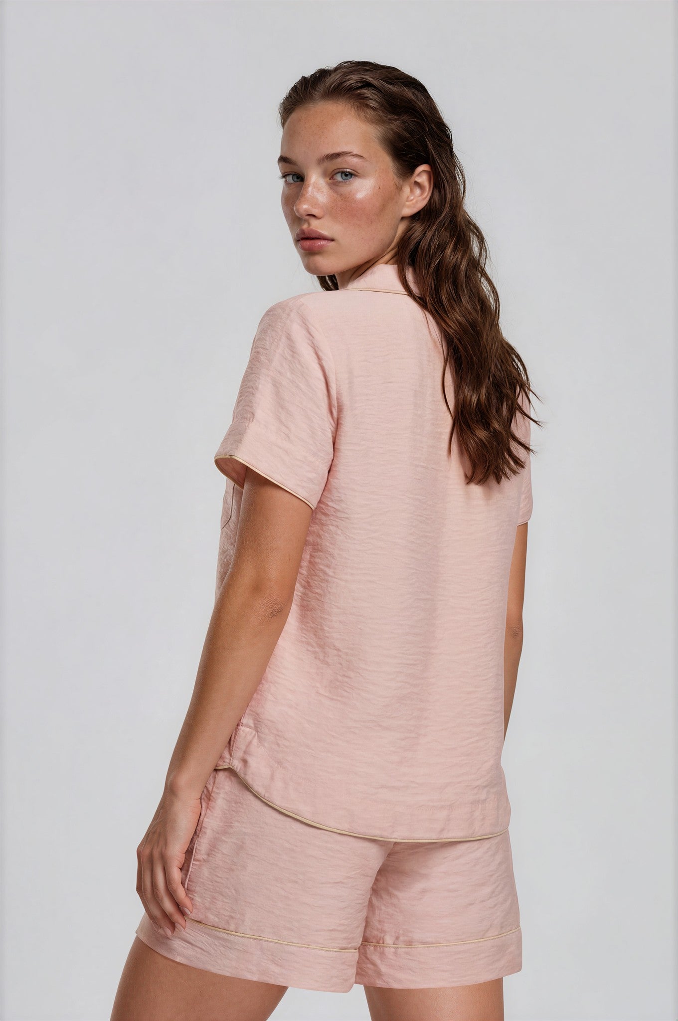Roséfarbener Damen Shorty aus Viskose-Nylon mit cremefarbenen Paspeln