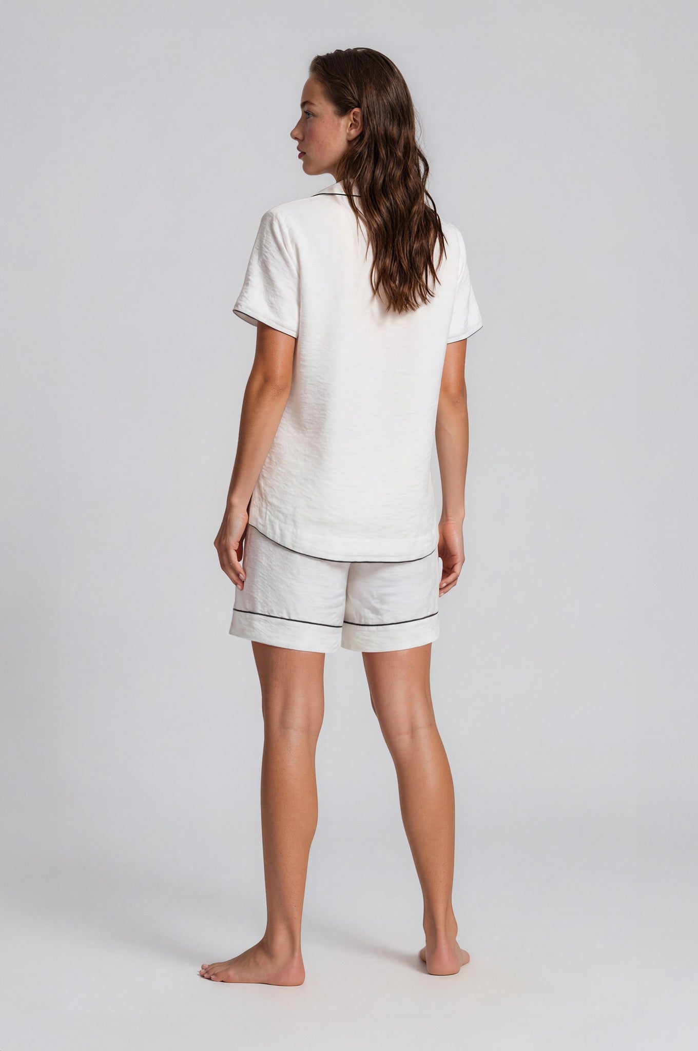 Weißer Damen Shorty aus Viskose-Nylon mit schwarzen Kontrastpaspeln