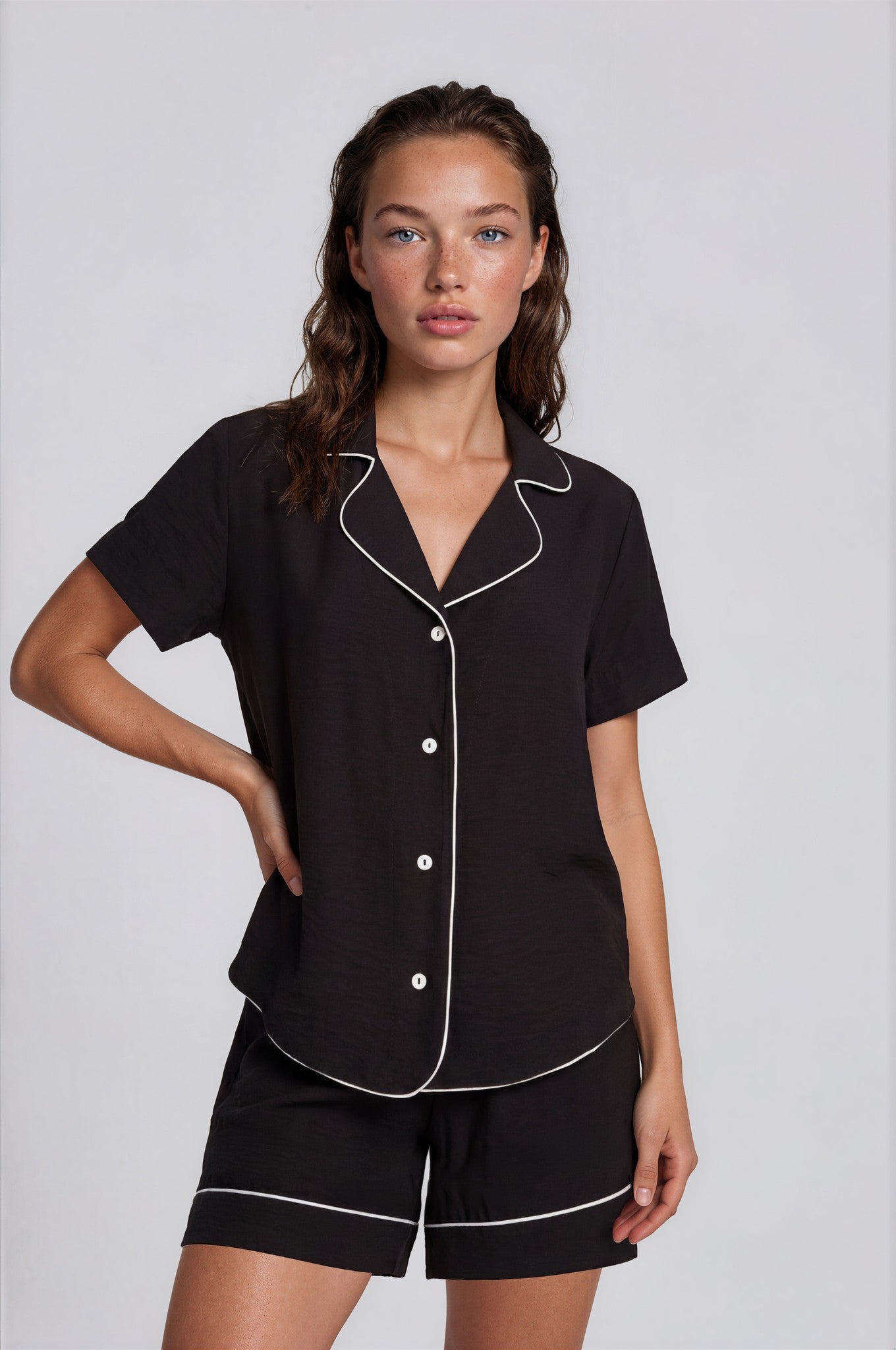 Schwarzer Damen Shorty aus Viskose-Nylon mit weißen Kontrastpaspeln