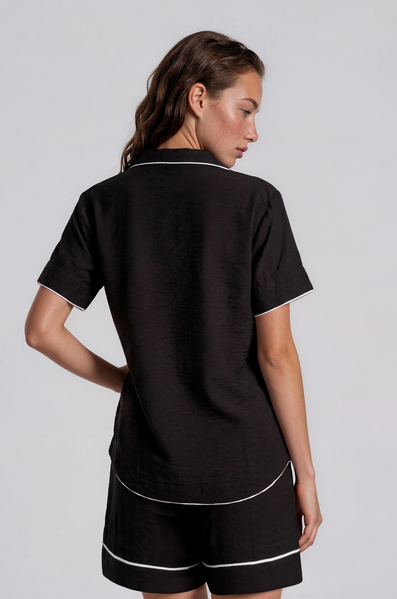 Schwarzer Damen Shorty aus Viskose-Nylon mit weißen Kontrastpaspeln