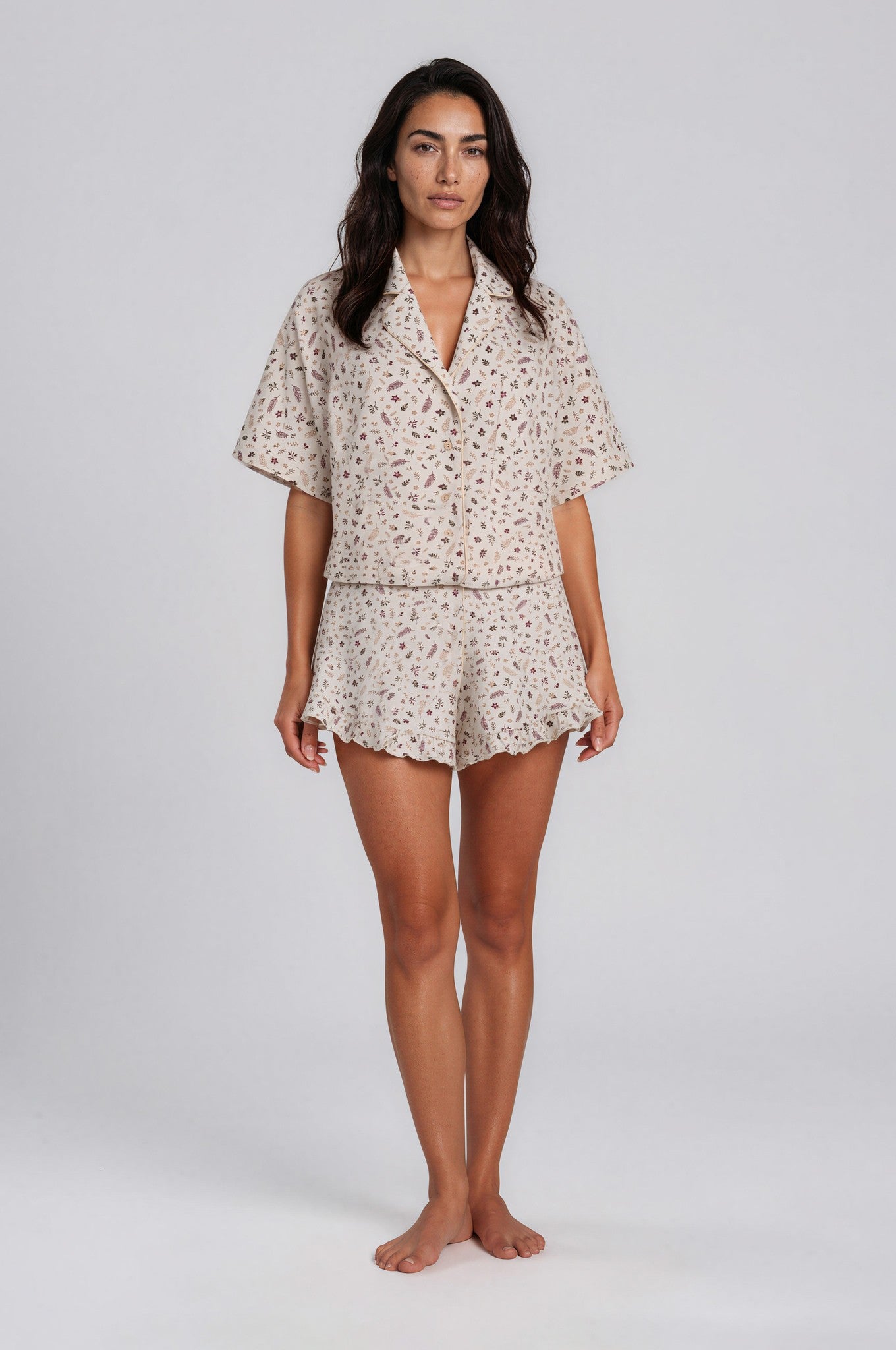 Romantischer Baumwoll-Shorty in Creme mit filigranem Blütenprint und verspielten Volant-Shorts