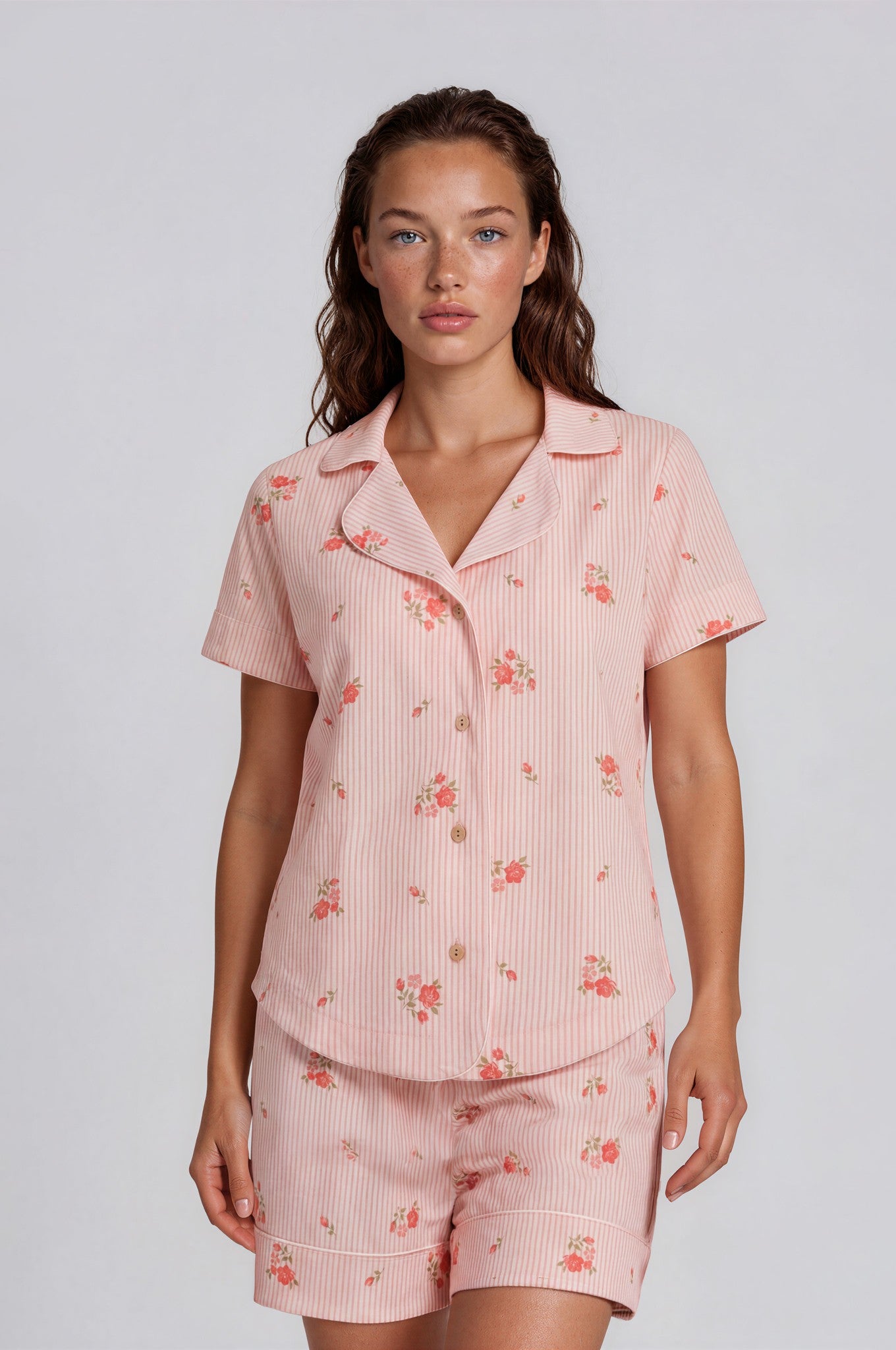 Romantischer Baumwoll-Shorty in Rosé-Weiß mit Blumenprint und klassischem Reverskragen
