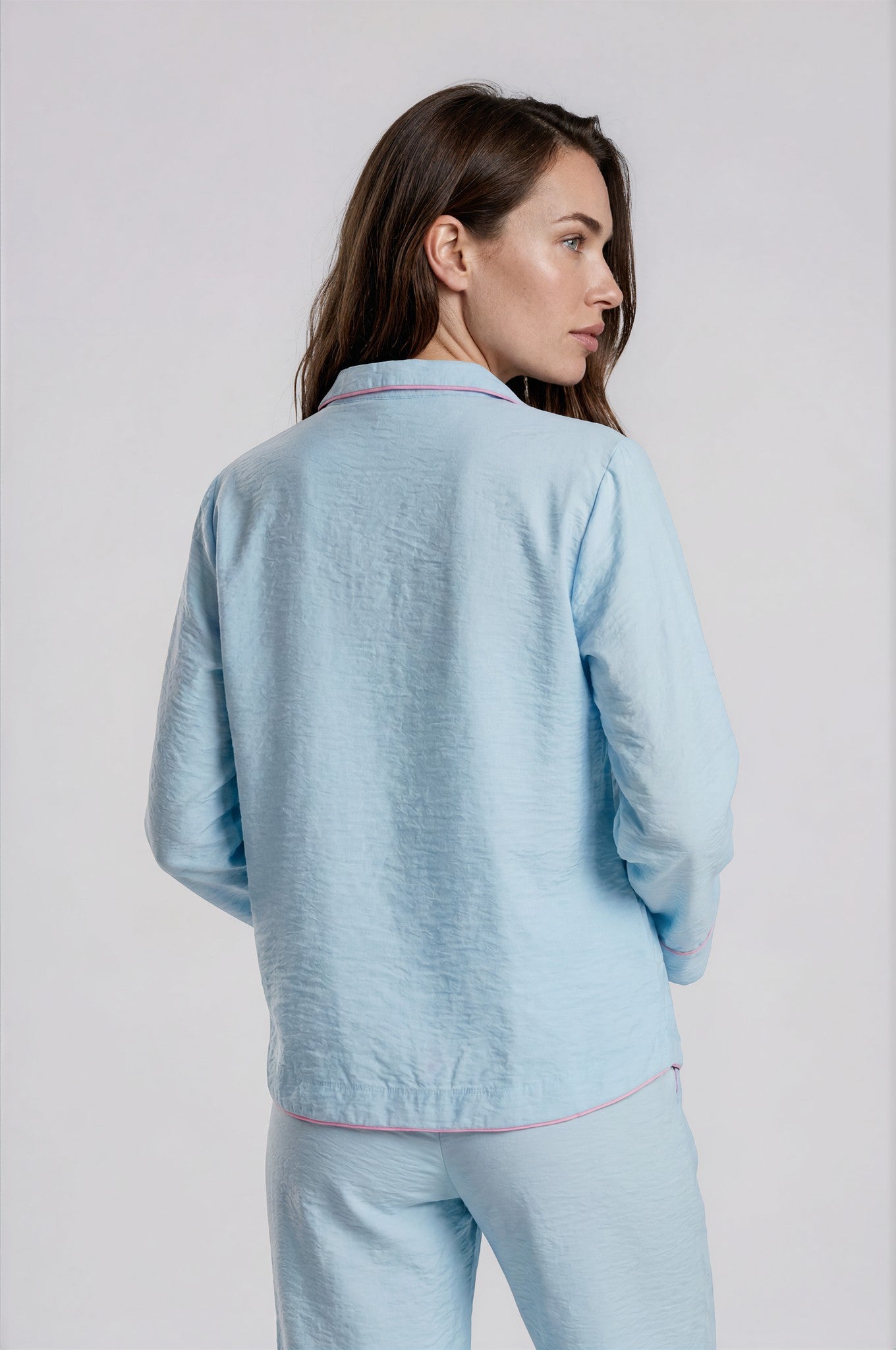 Hellblauer Damen Schlafanzug aus Viskose-Nylon mit rosa Paspel