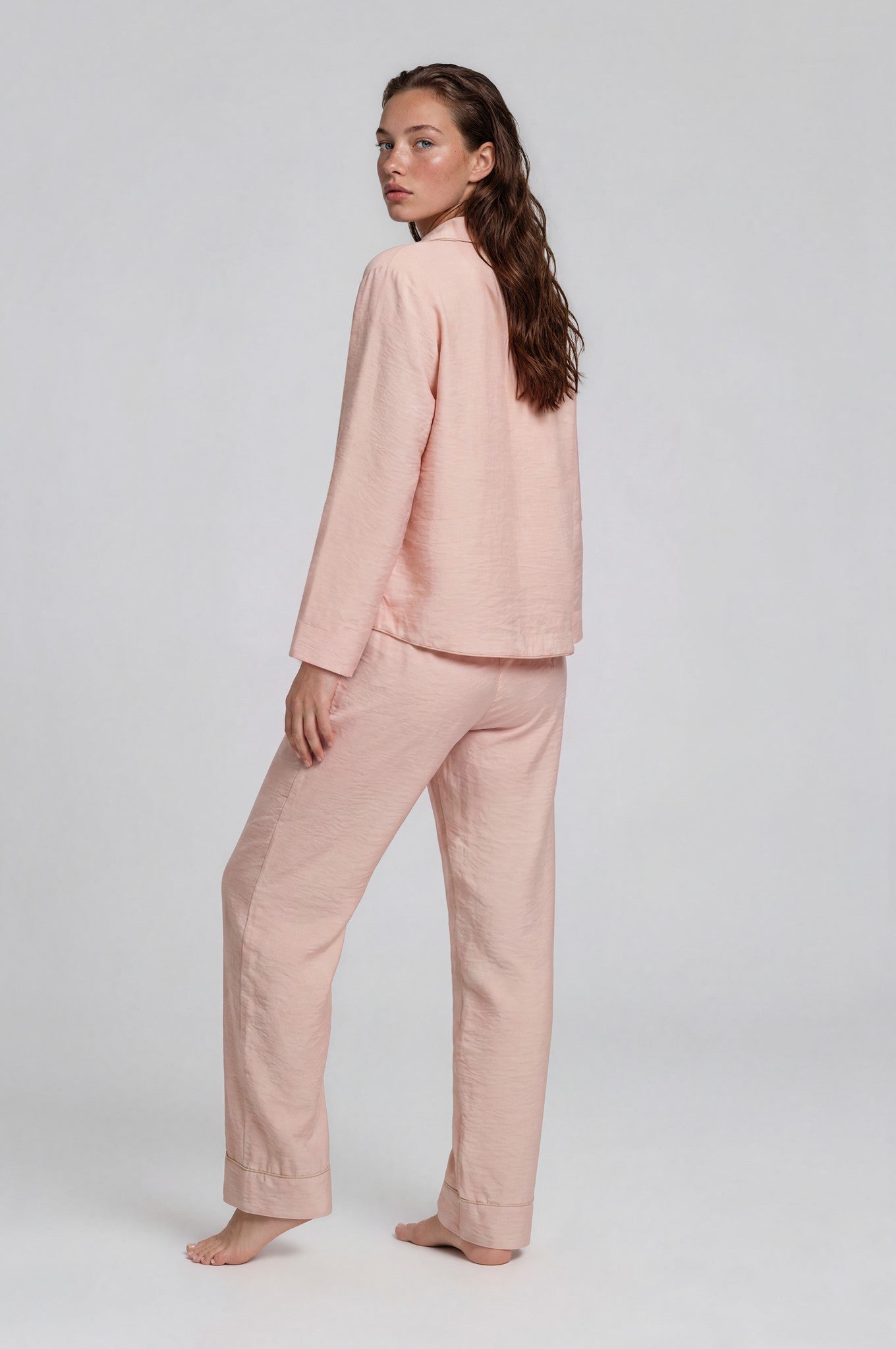 Roséfarbener Damen Schlafanzug aus Viskose-Nylon mit Knopfleiste