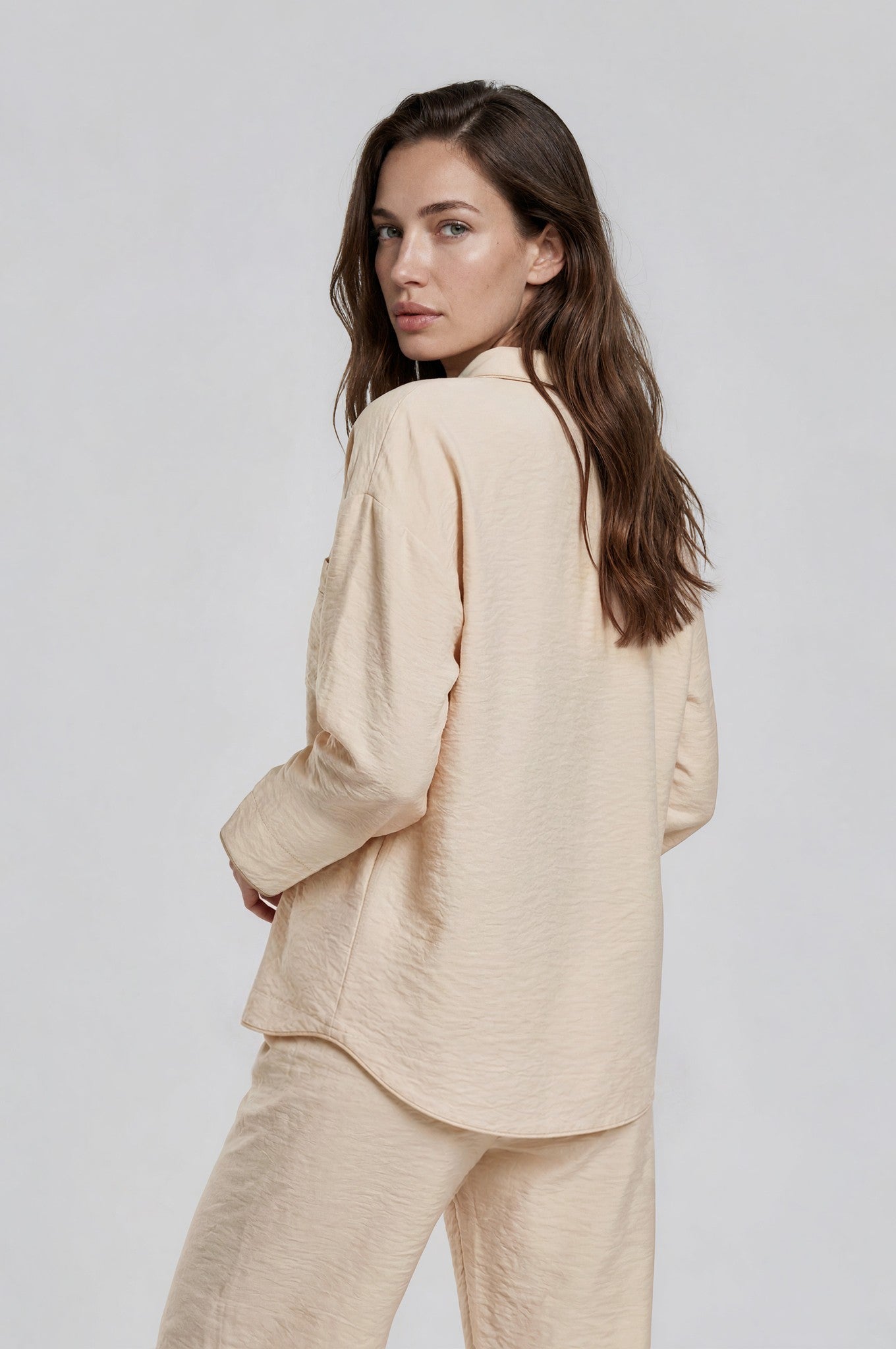 Cremefarbener Damen Schlafanzug aus Viskose-Nylon mit Ton-in-Ton-Paspeln