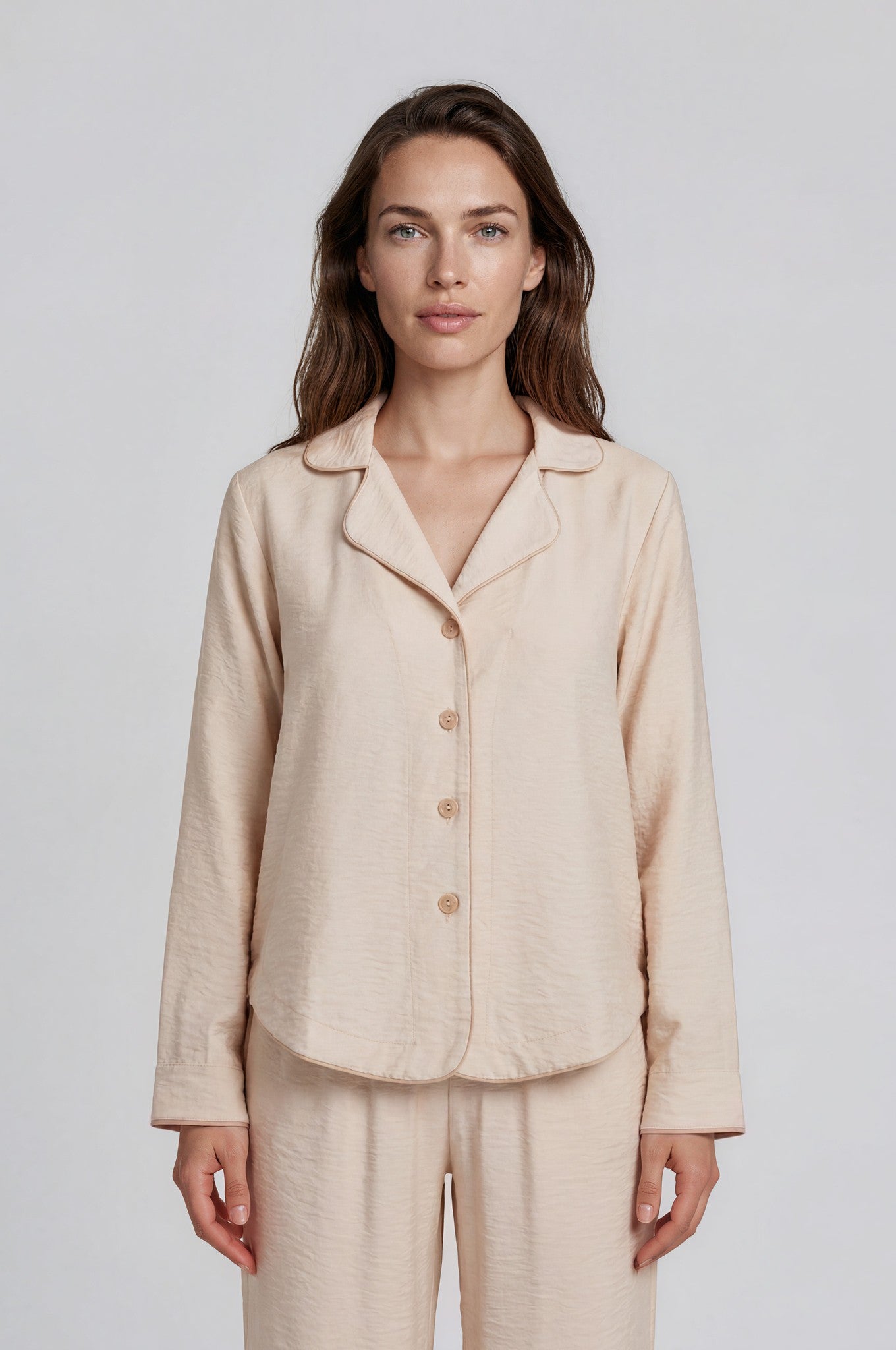 Cremefarbener Damen Schlafanzug aus Viskose-Nylon mit Ton-in-Ton-Paspeln